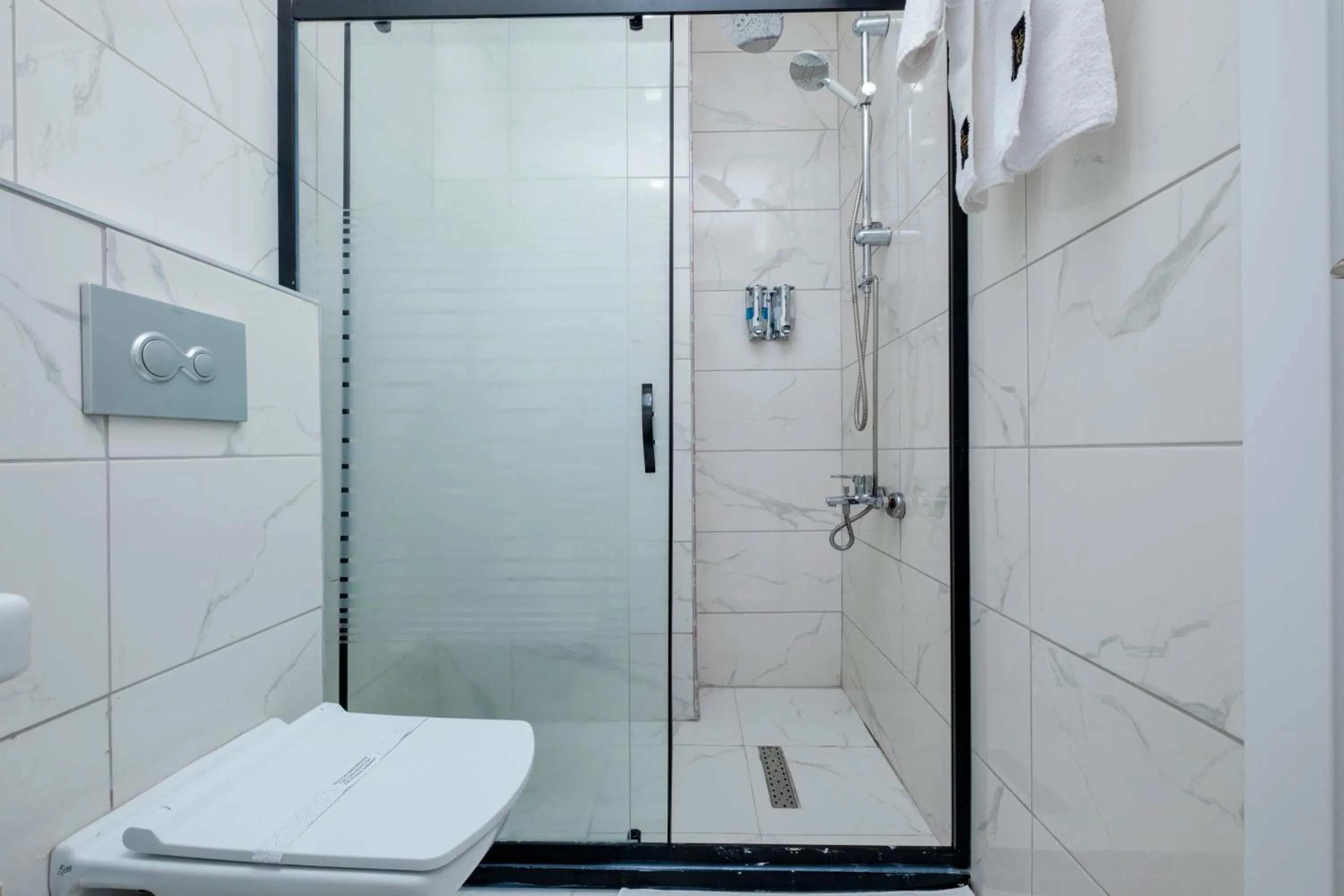 Shower in Lavender Airport Hotel