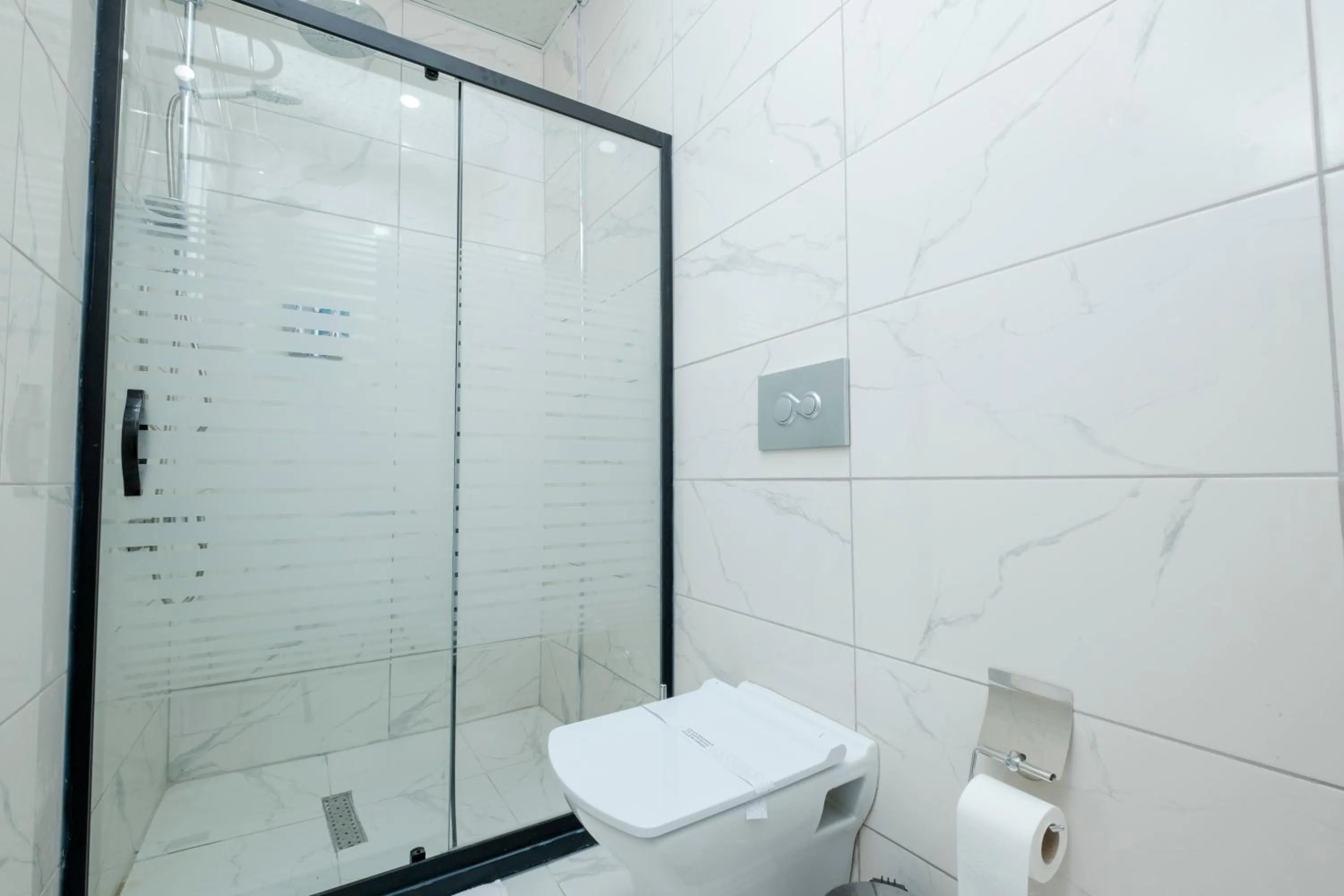 Shower in Lavender Airport Hotel