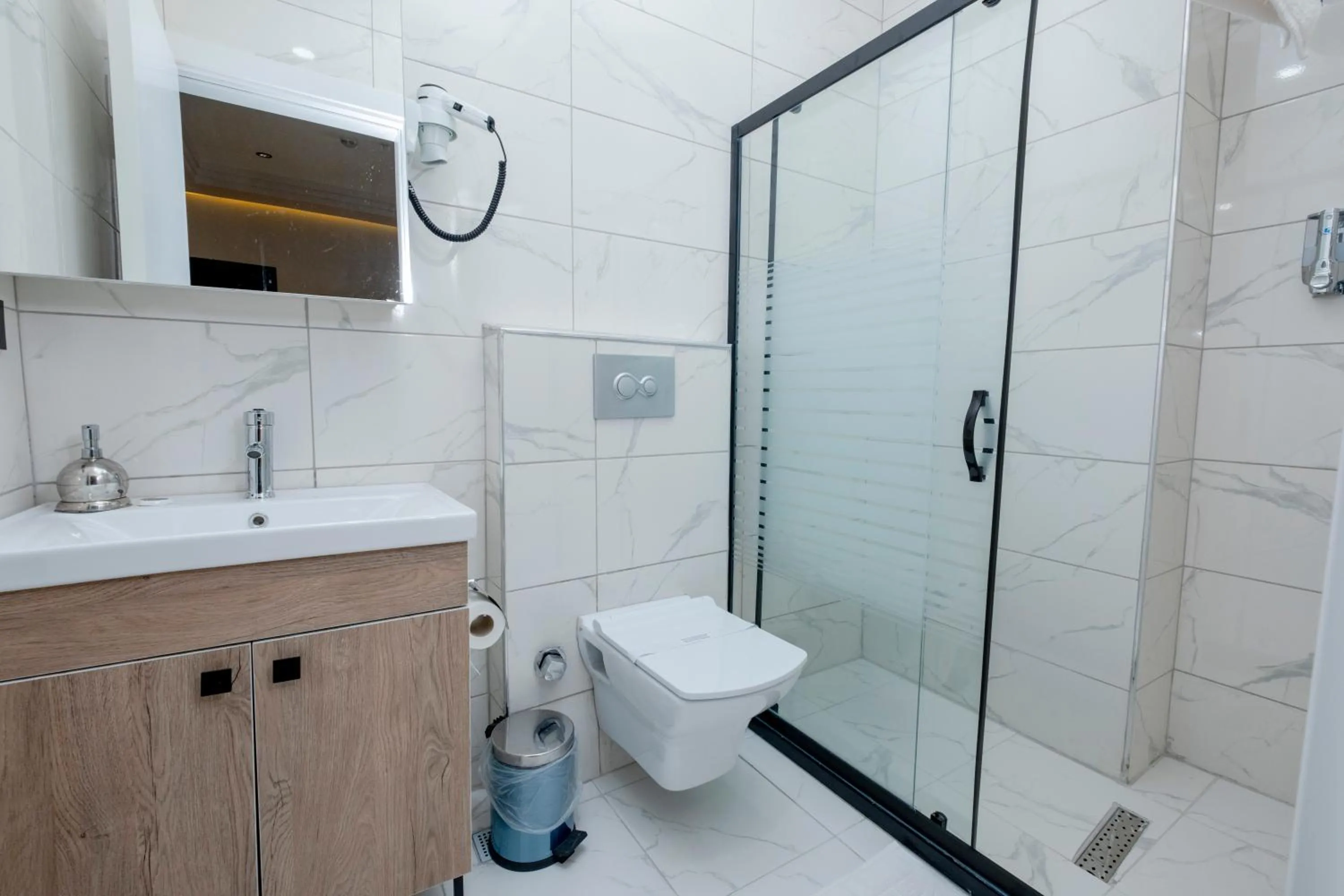 Shower in Lavender Airport Hotel