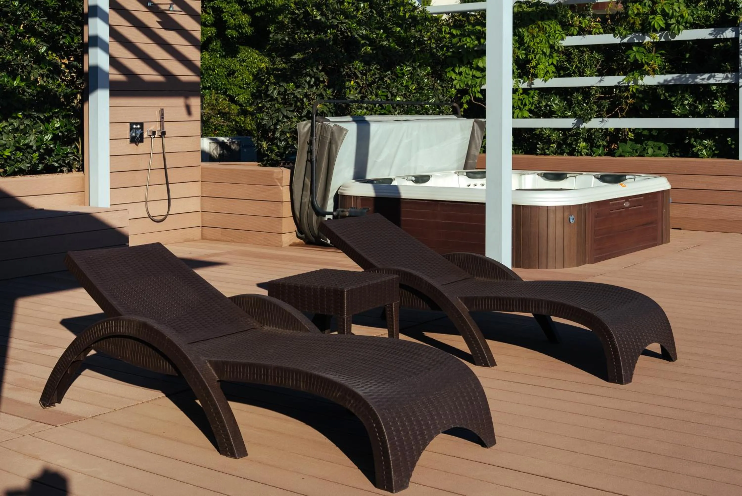 Hot Tub in Luxury Waterfront Villa at Dukly Gardens