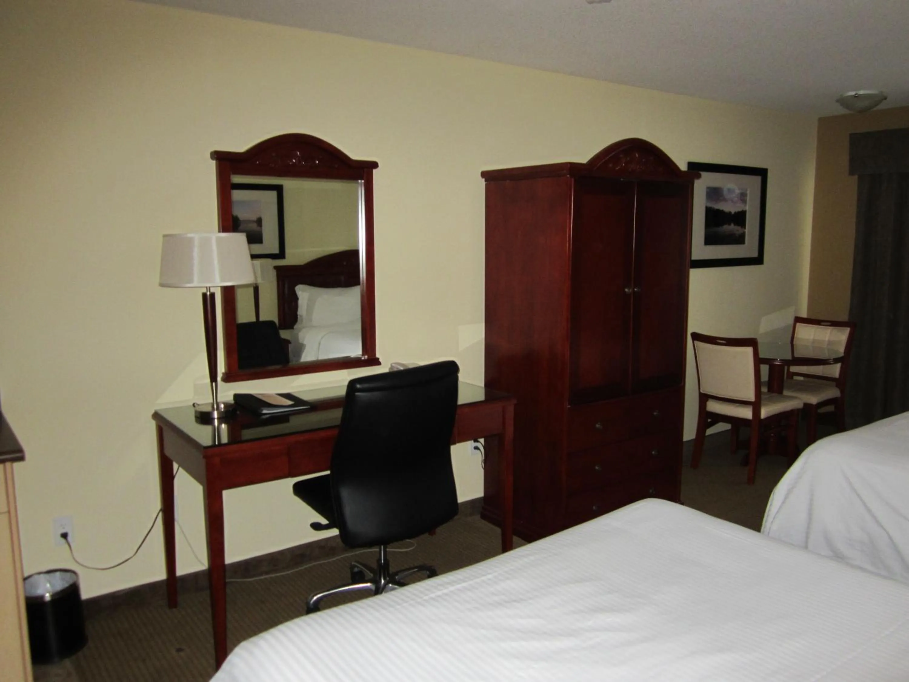 Bed in Trend Mountain Hotel & Conference Centre