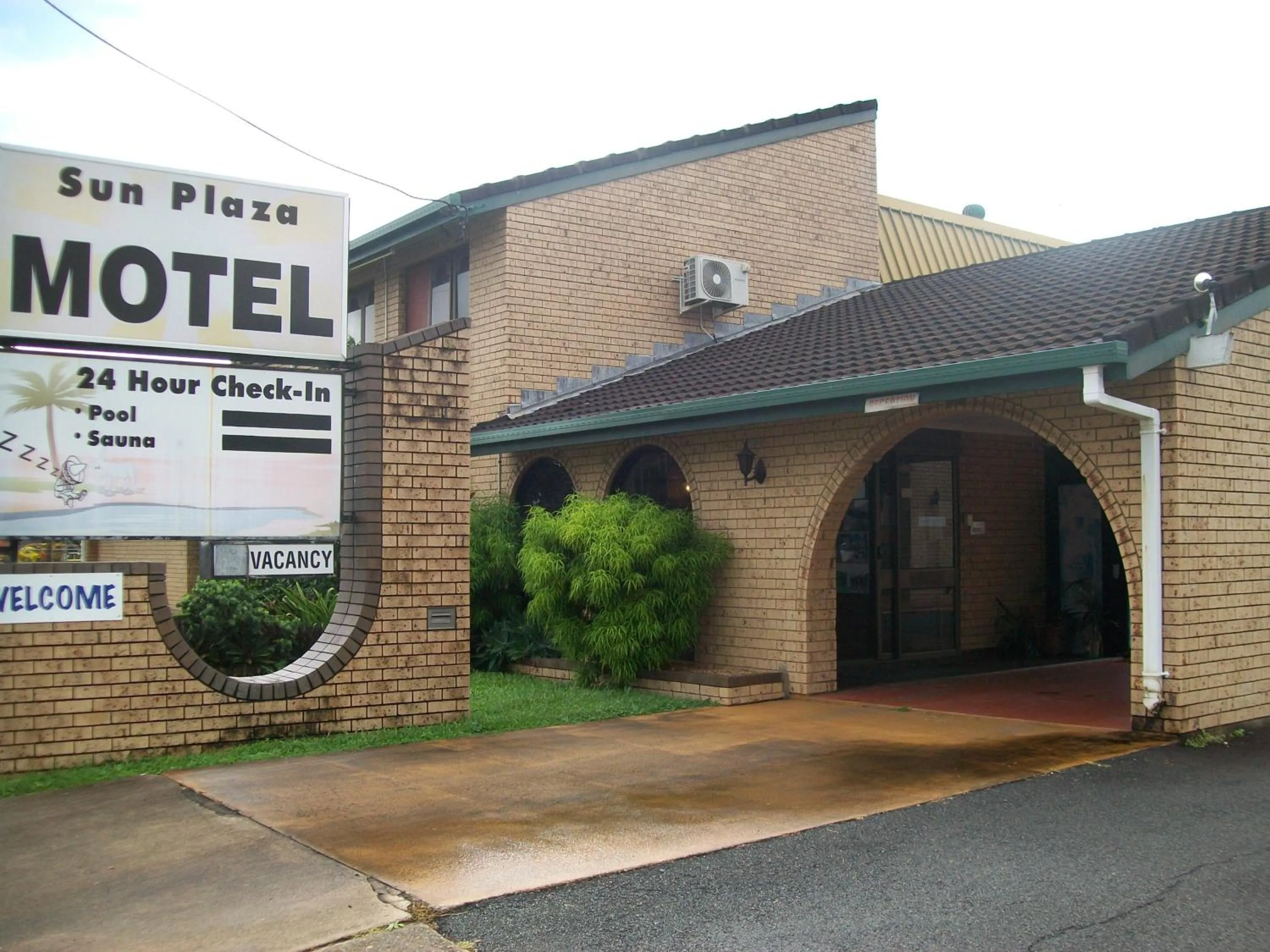 Facade/entrance in Sun Plaza Motel - Mackay