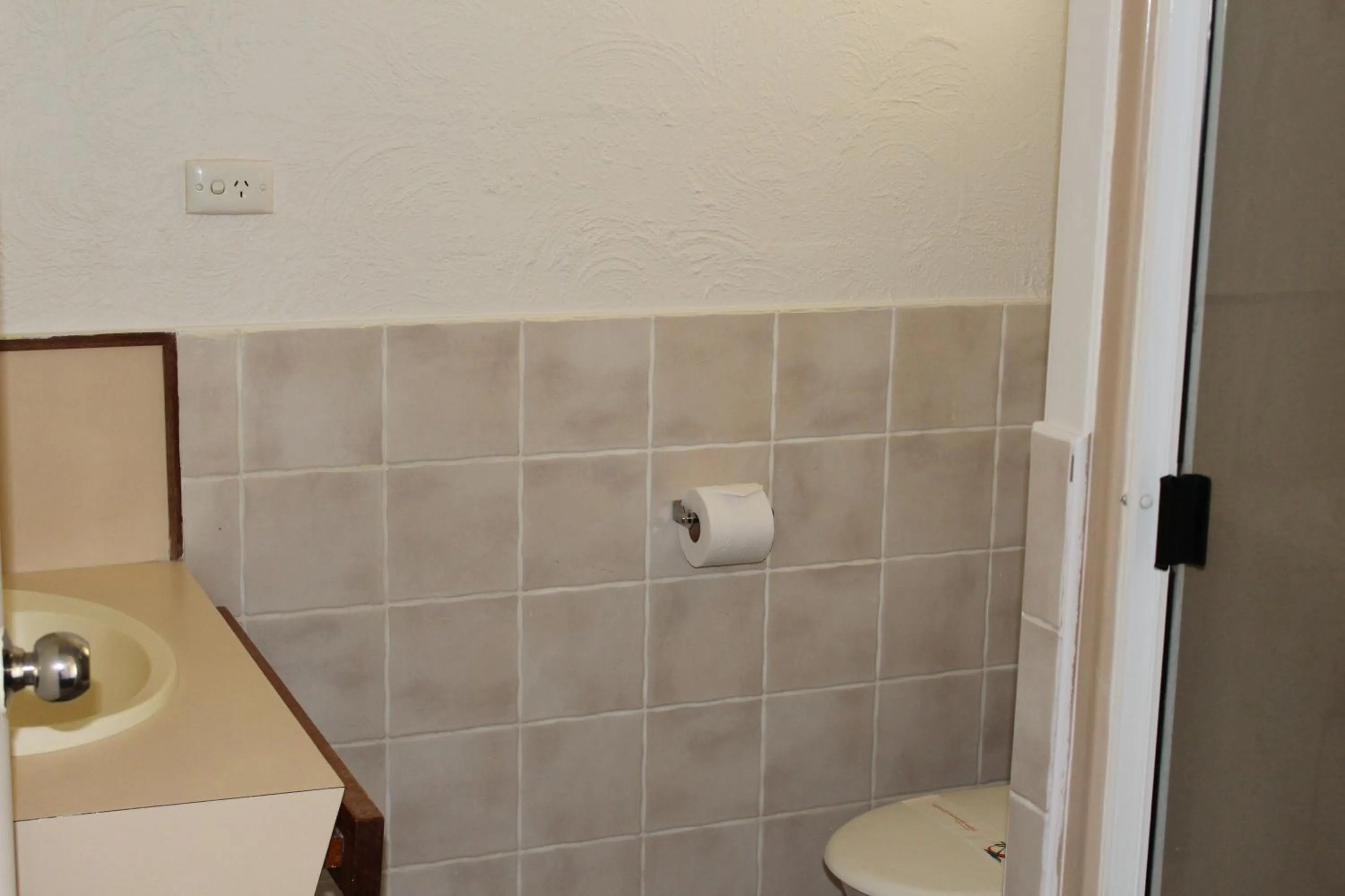 Bathroom in Sun Plaza Motel - Mackay