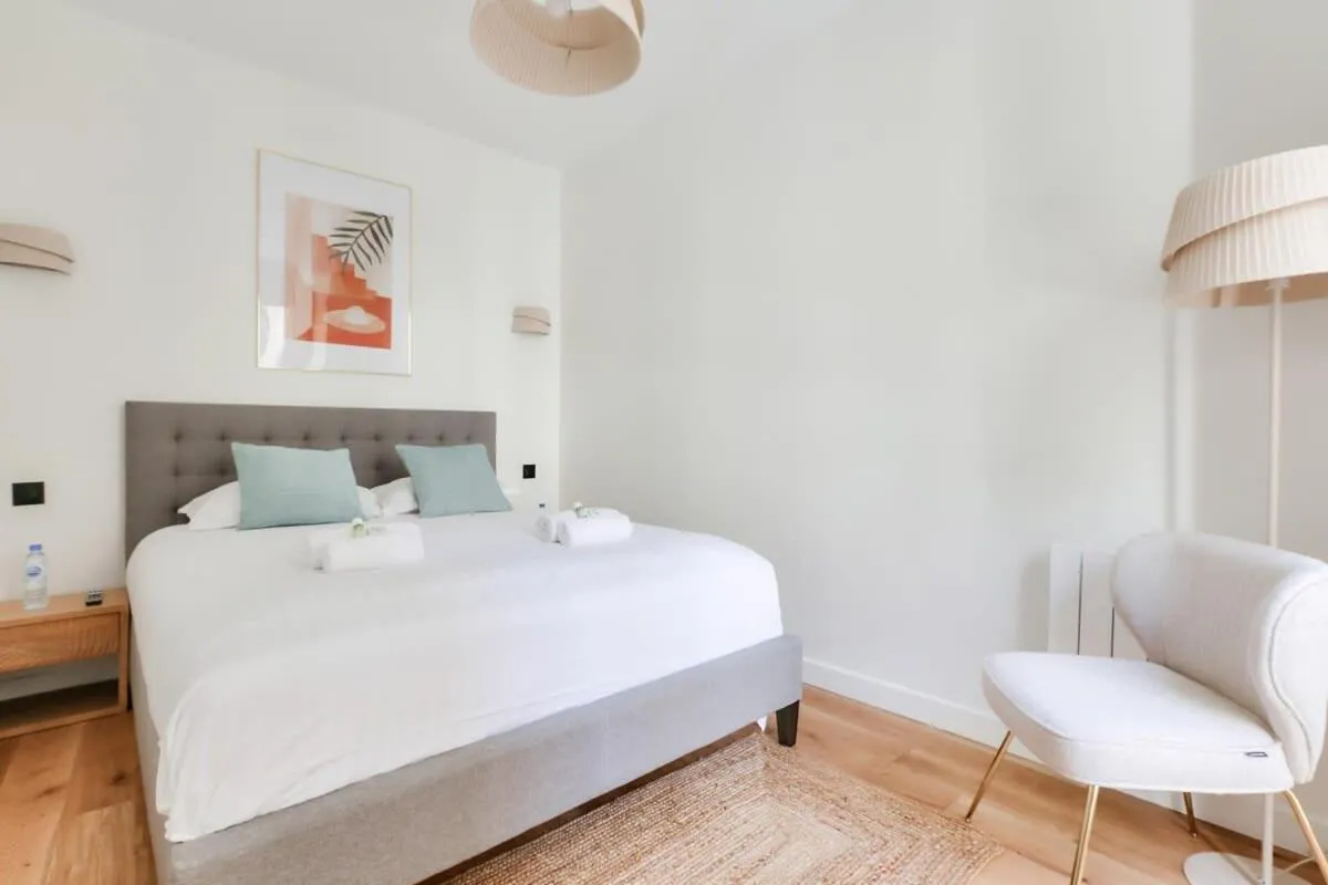 Bed in Beautiful 2BR in City Center of Paris