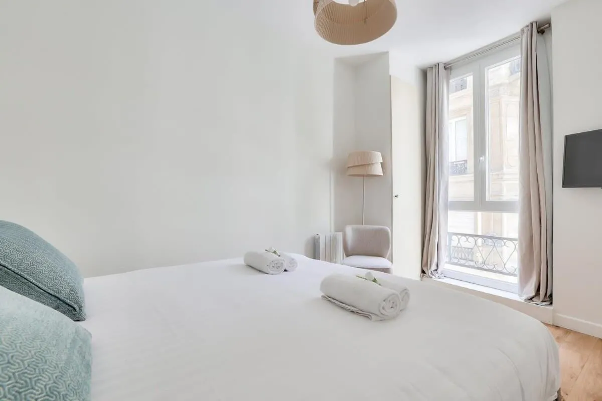 Bed in Beautiful 2BR in City Center of Paris