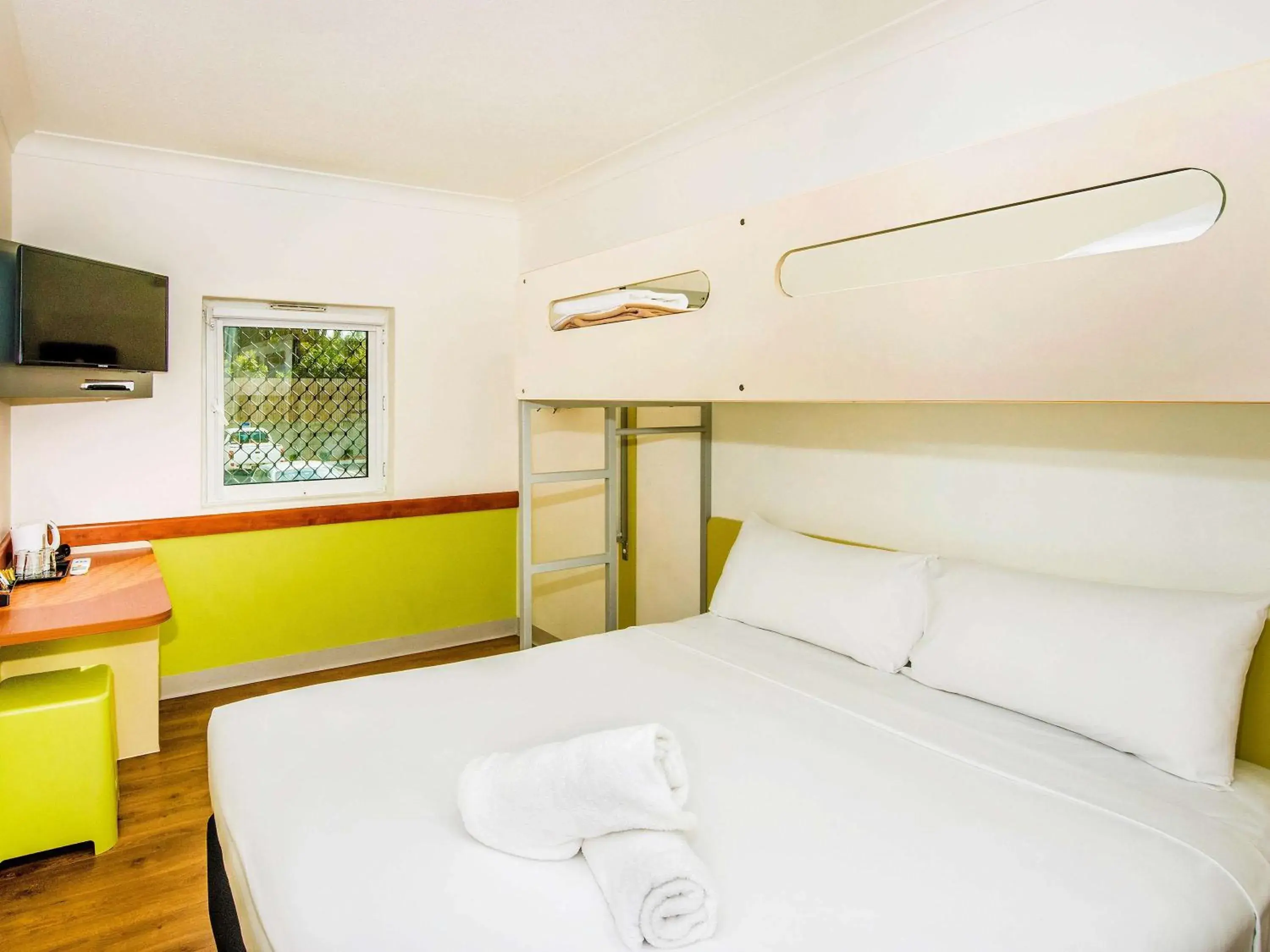 Photo of the whole room, Bed in Imperial Motel Windsor Photo of the whole room, Bed in Imperial Motel Windsor