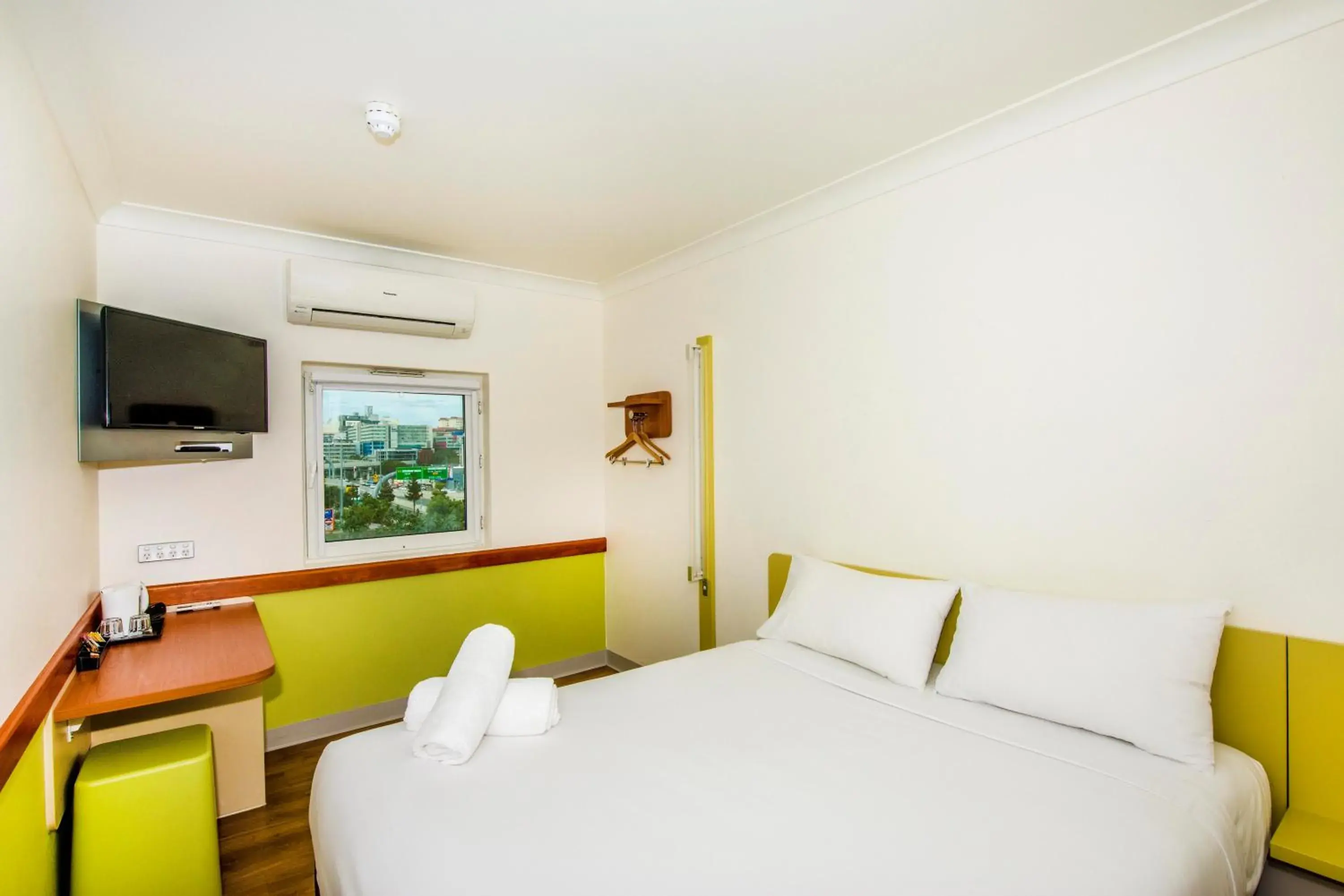 Bed in Imperial Motel Windsor Bed in Imperial Motel Windsor