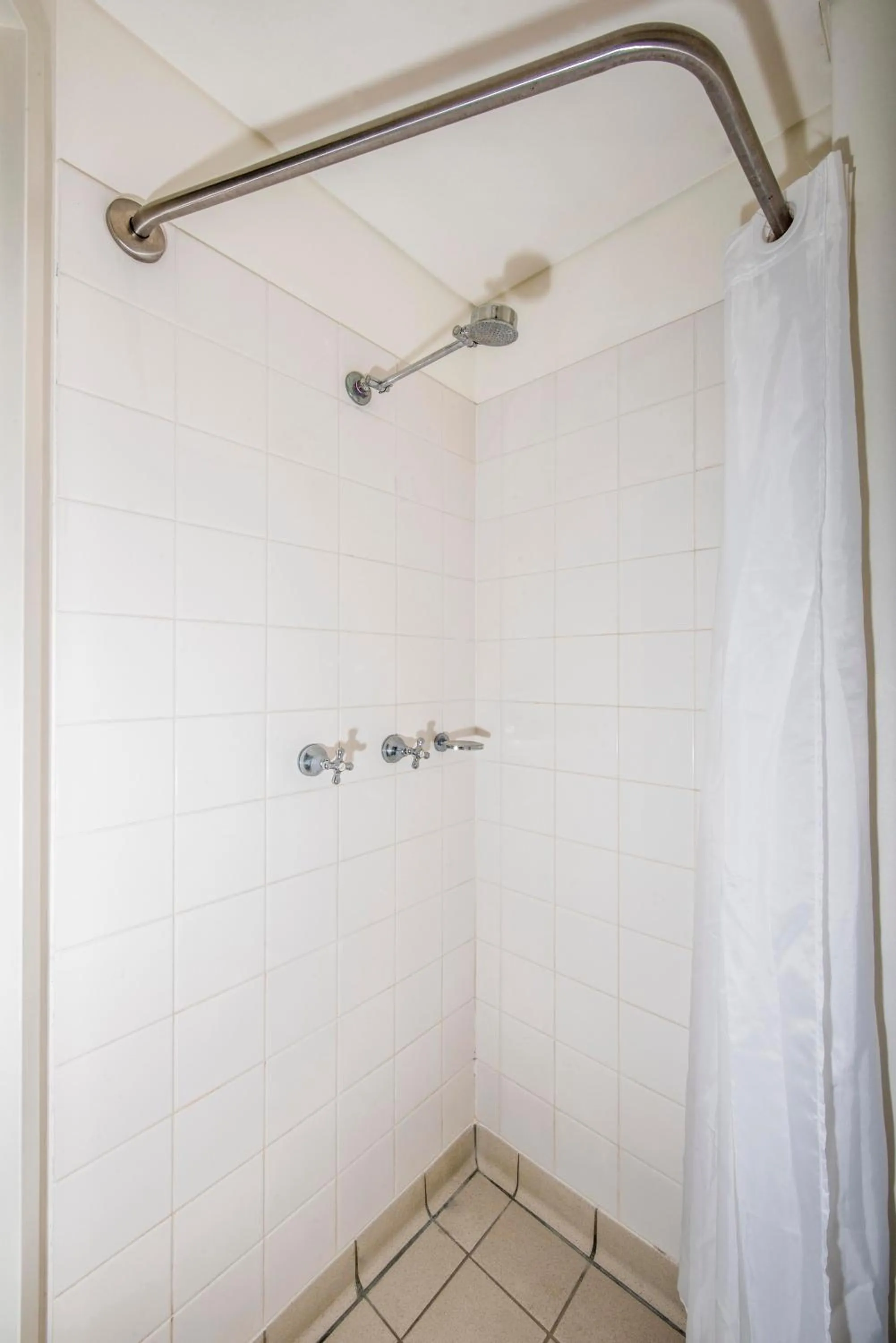 Shower in Imperial Motel Windsor