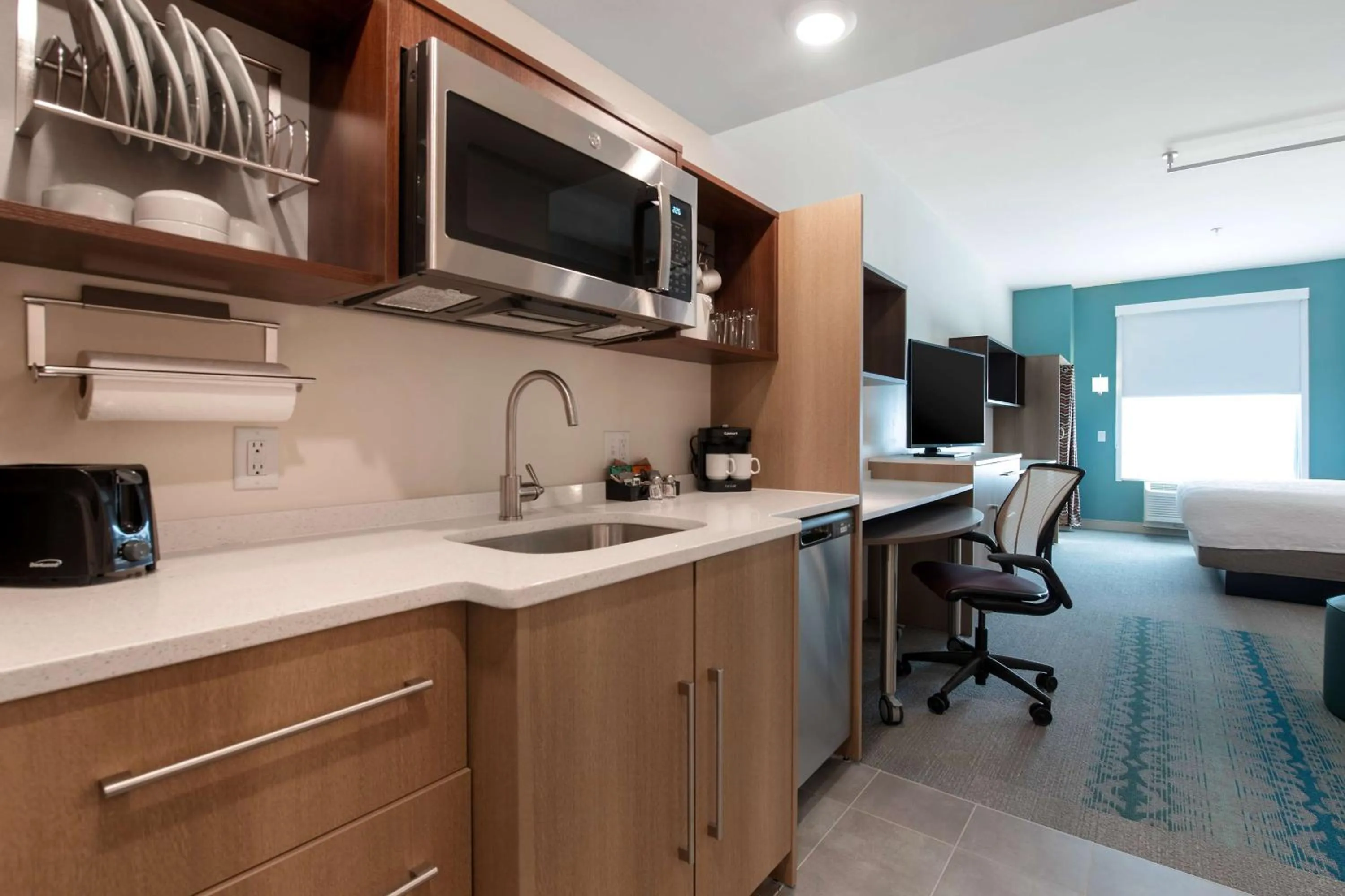 Kitchen or kitchenette in Home2 Suites By Hilton Savannah I95 North