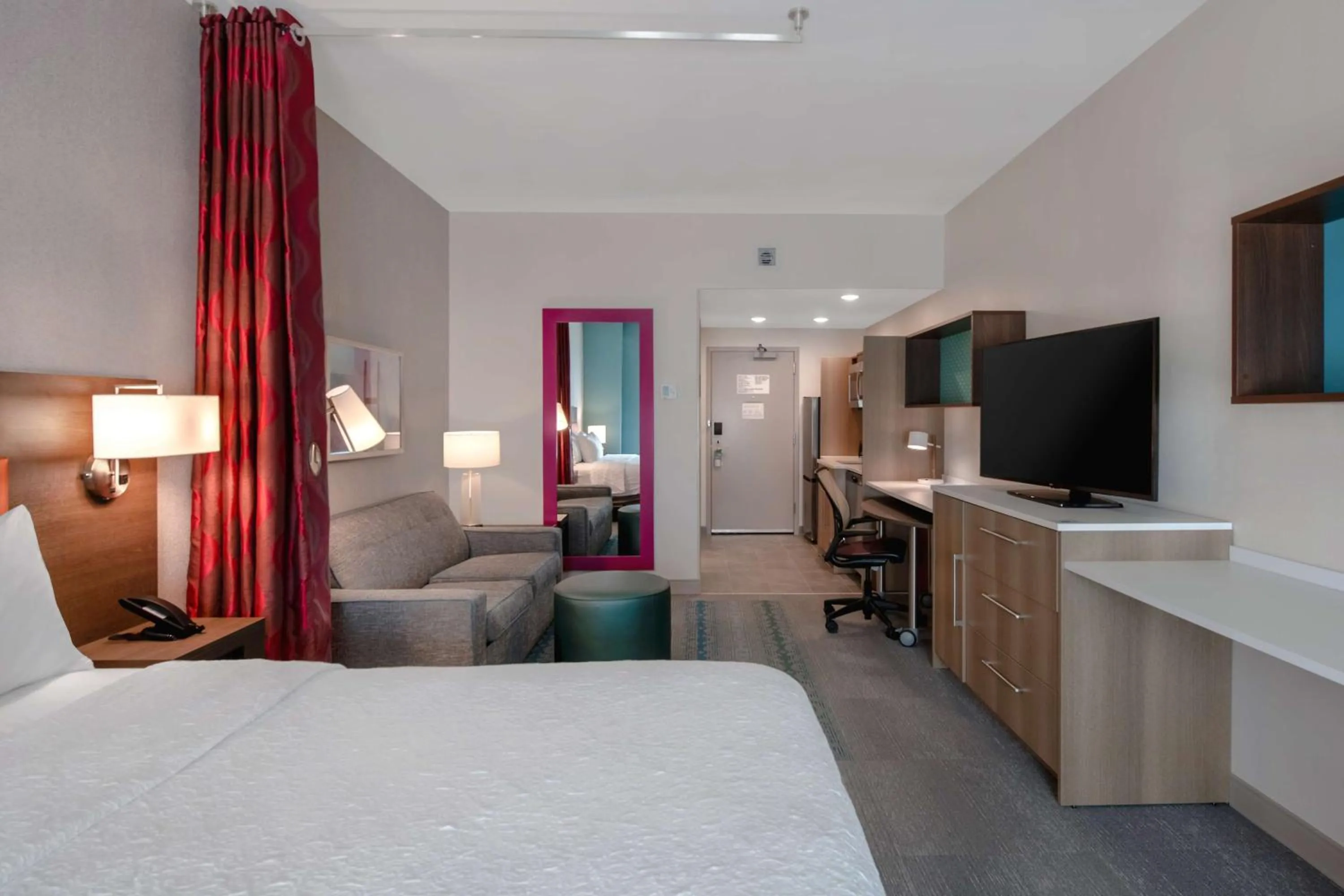 Living room, Bed in Home2 Suites By Hilton Savannah I95 North