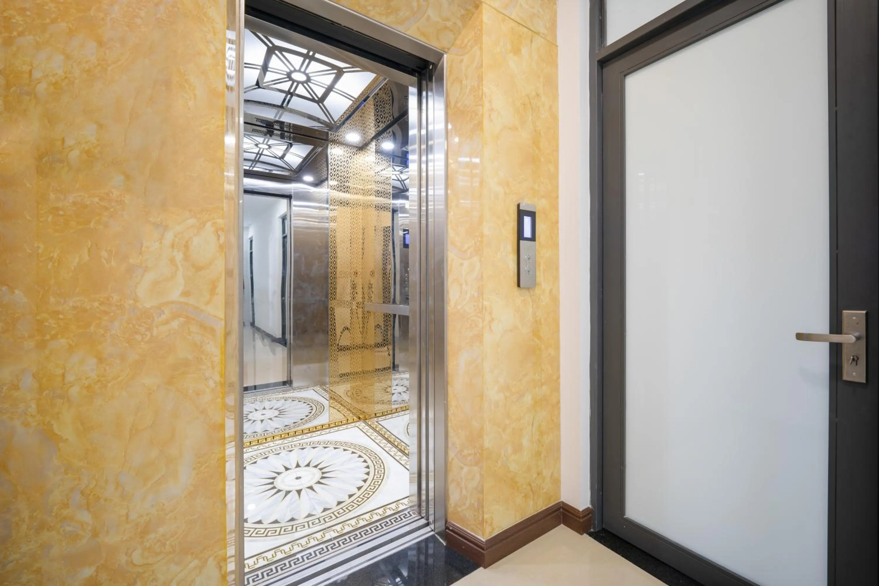 elevator in Carol Homestay & Apartment Đà Nẵng 4