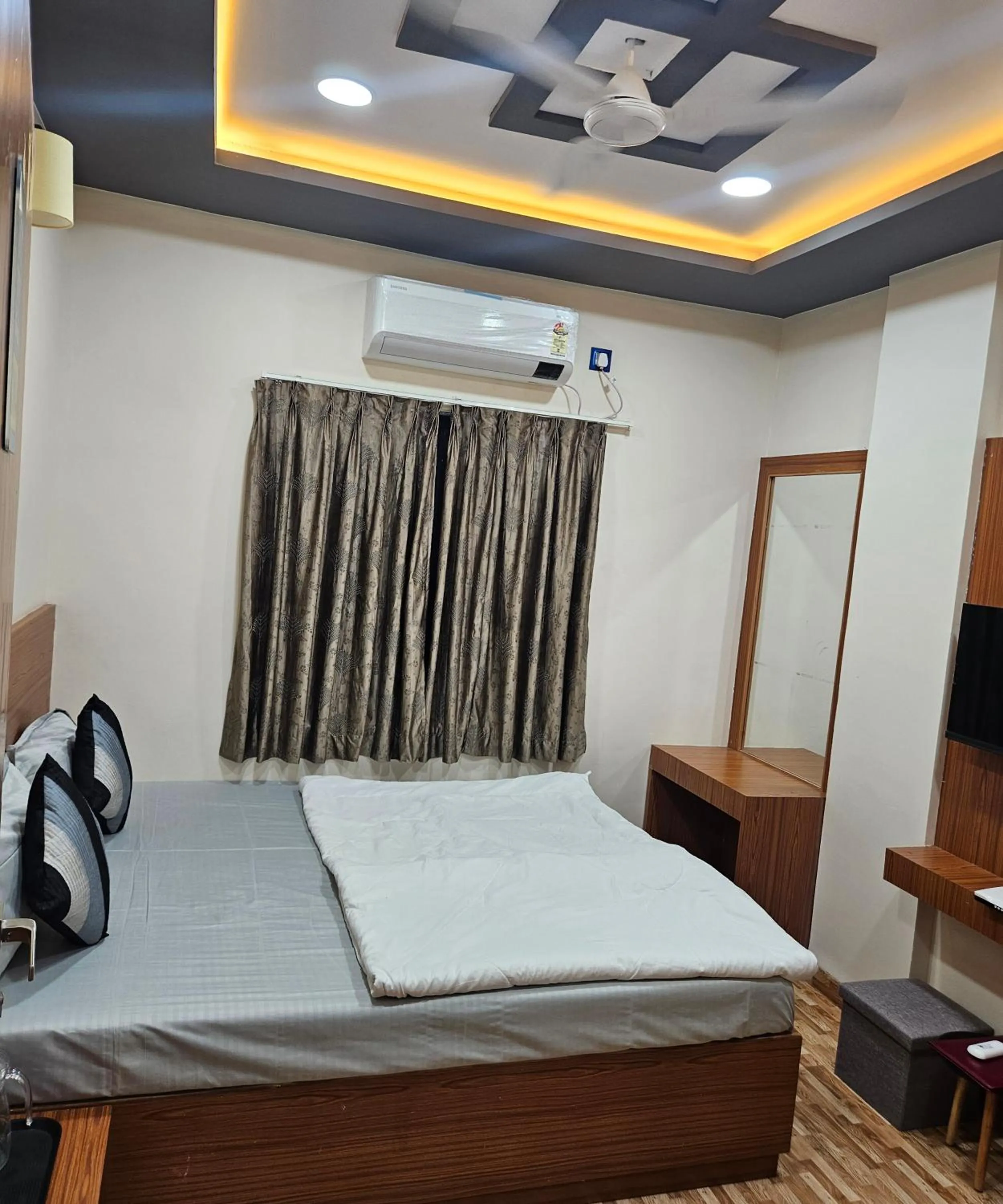 Bed in Hotel Sai Dakshina Inn & The Fern Restaurant