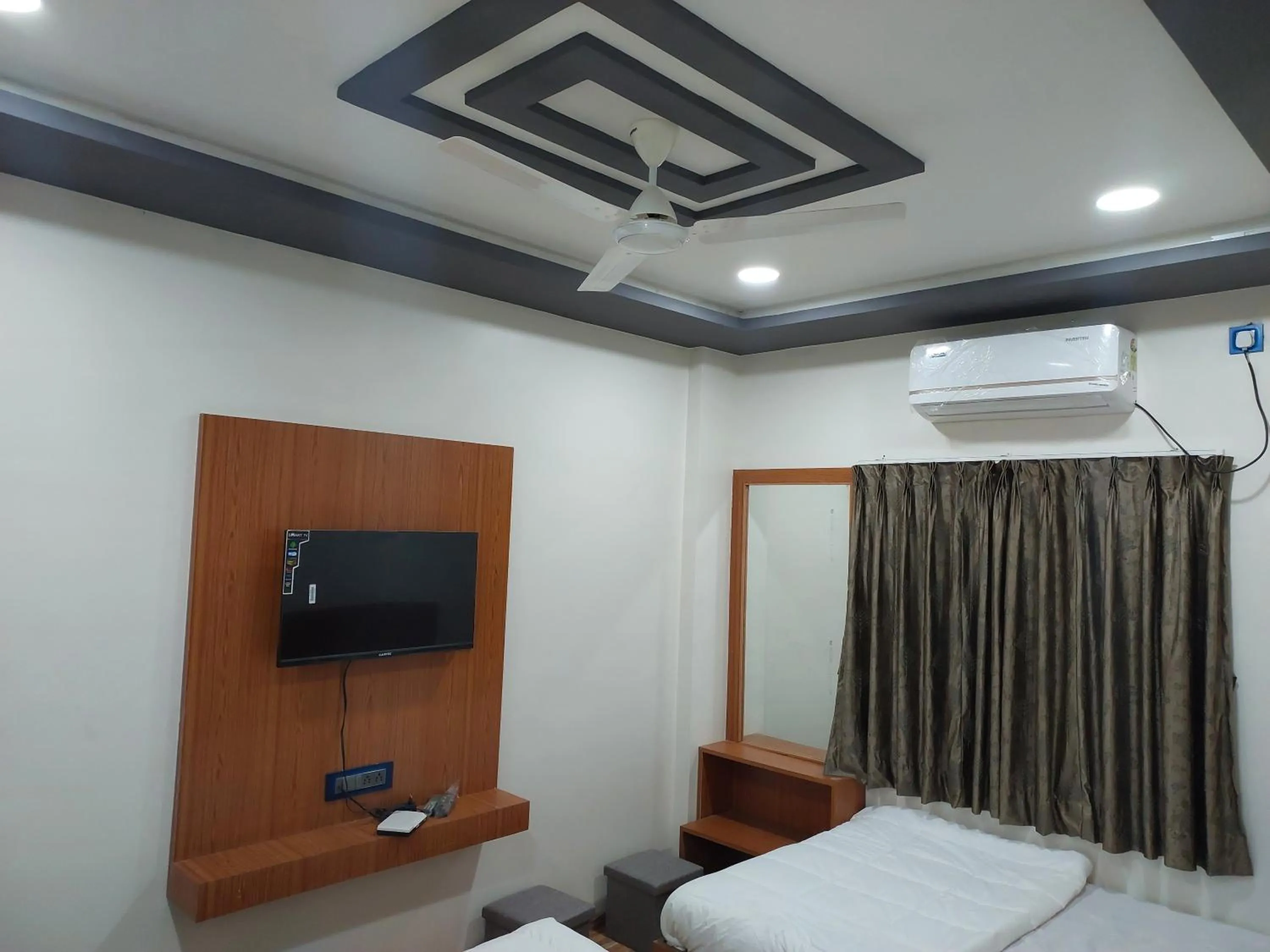 Bed in Hotel Sai Dakshina Inn & The Fern Restaurant