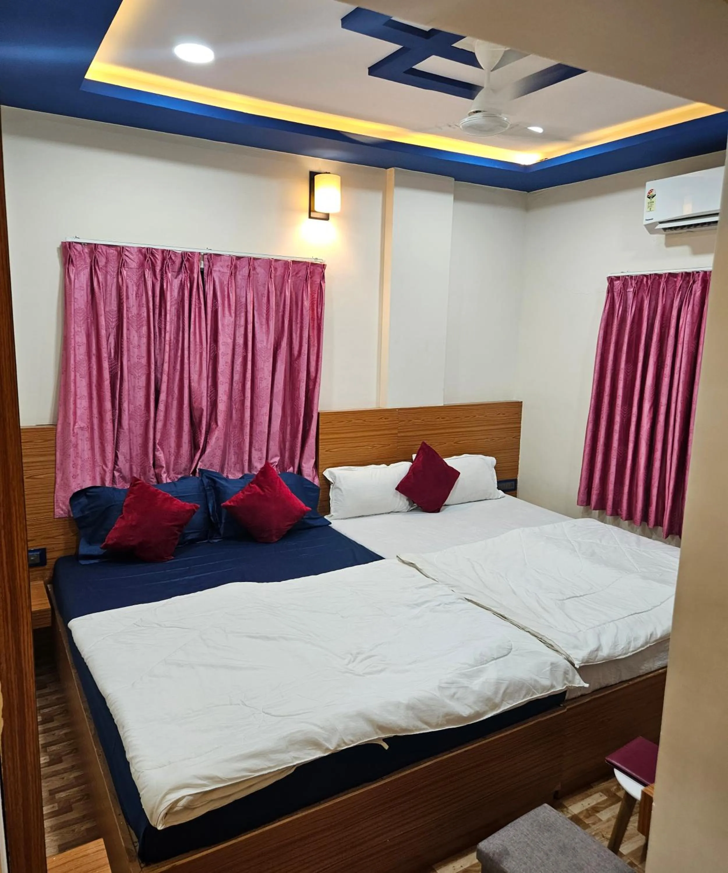 Bed in Hotel Sai Dakshina Inn & The Fern Restaurant