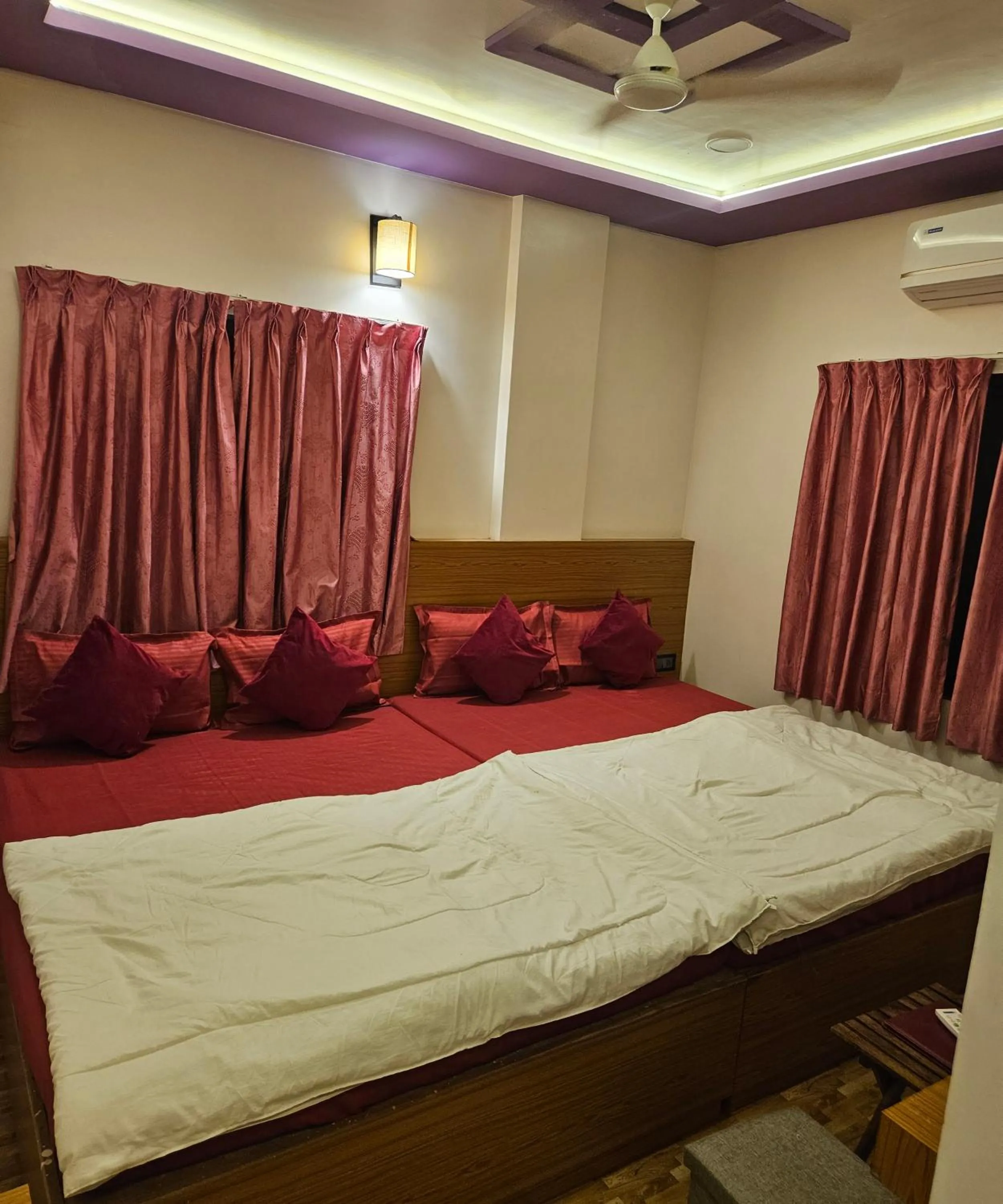 Bed in Hotel Sai Dakshina Inn & The Fern Restaurant