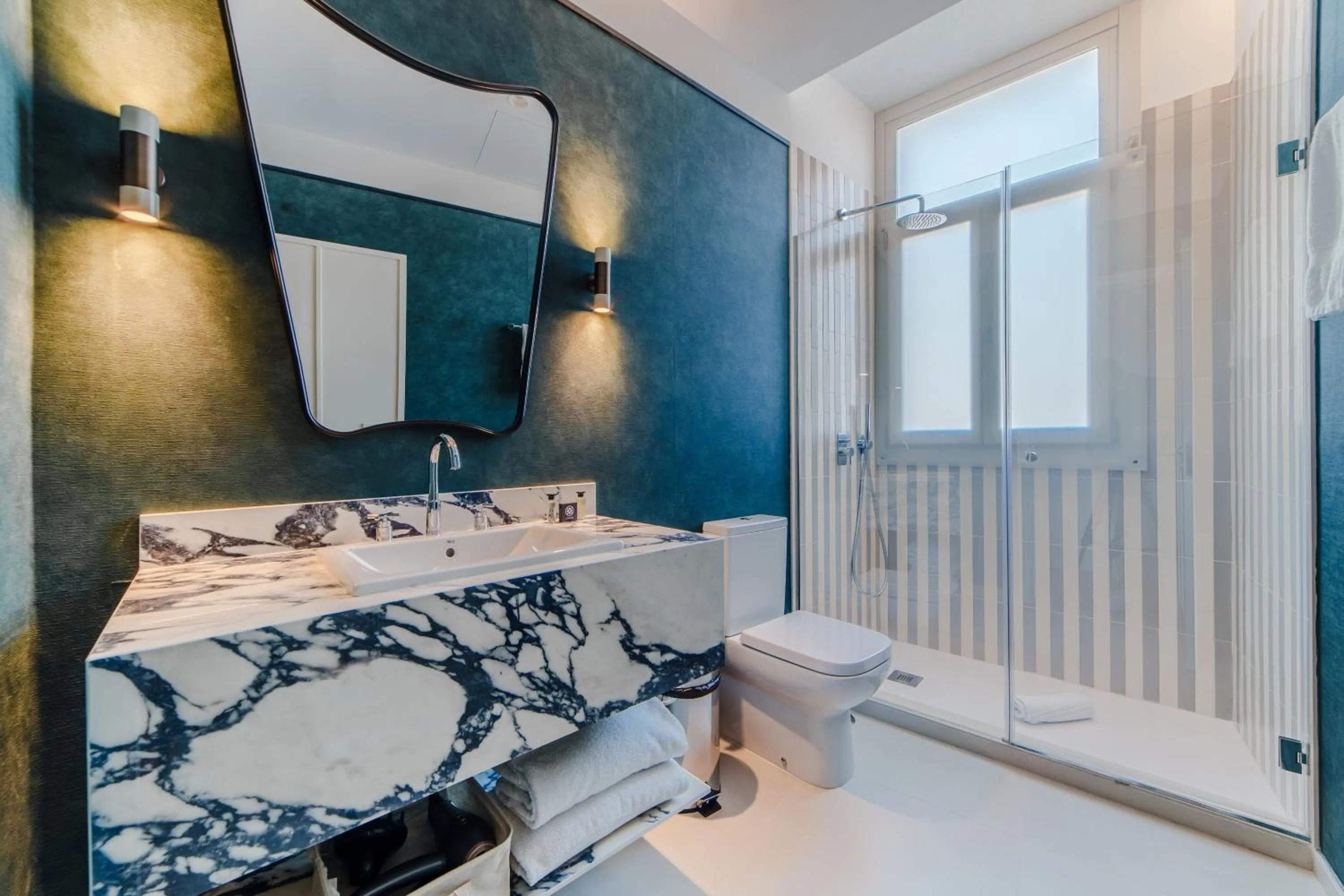 Shower, Bed in Apartamentos Soho Boutique Hoy No Me Puedo Levantar