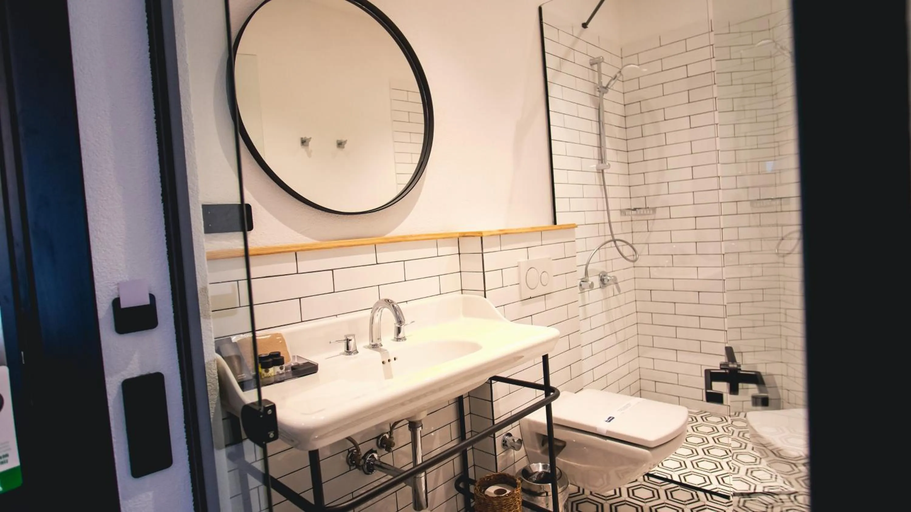 Shower in Be Side Hotel