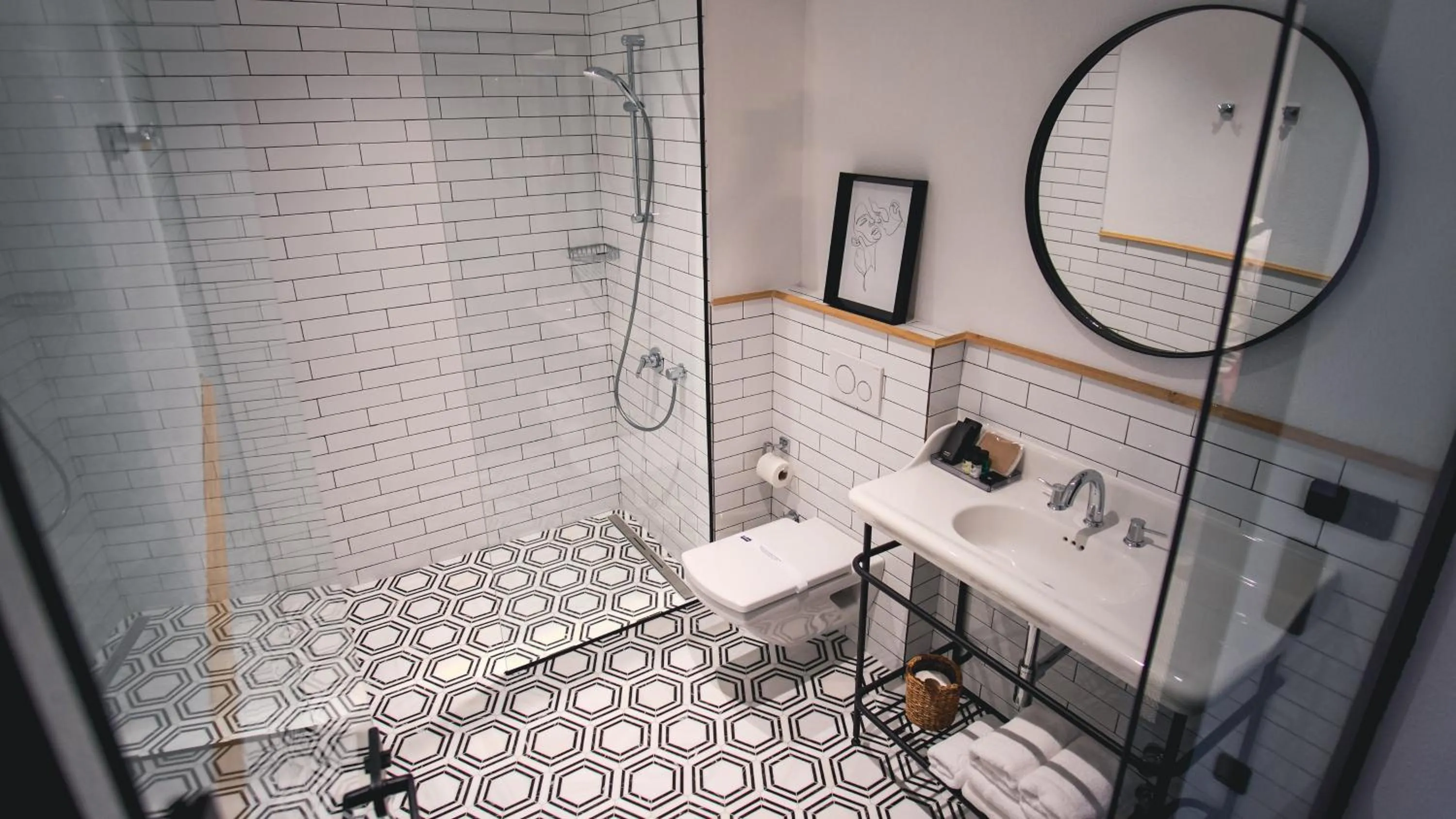 Shower in Be Side Hotel