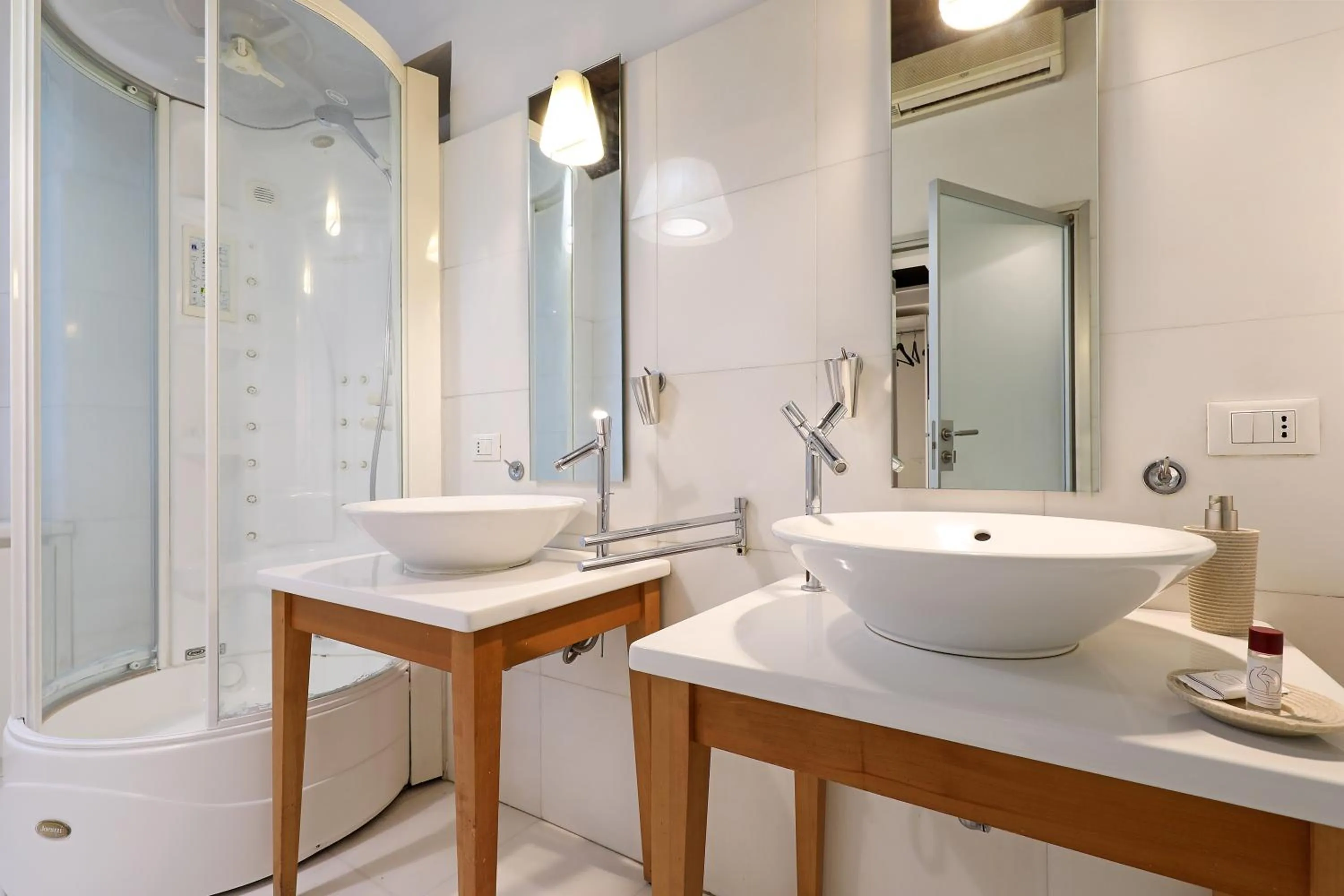 Shower in Luxury Gambero apartment