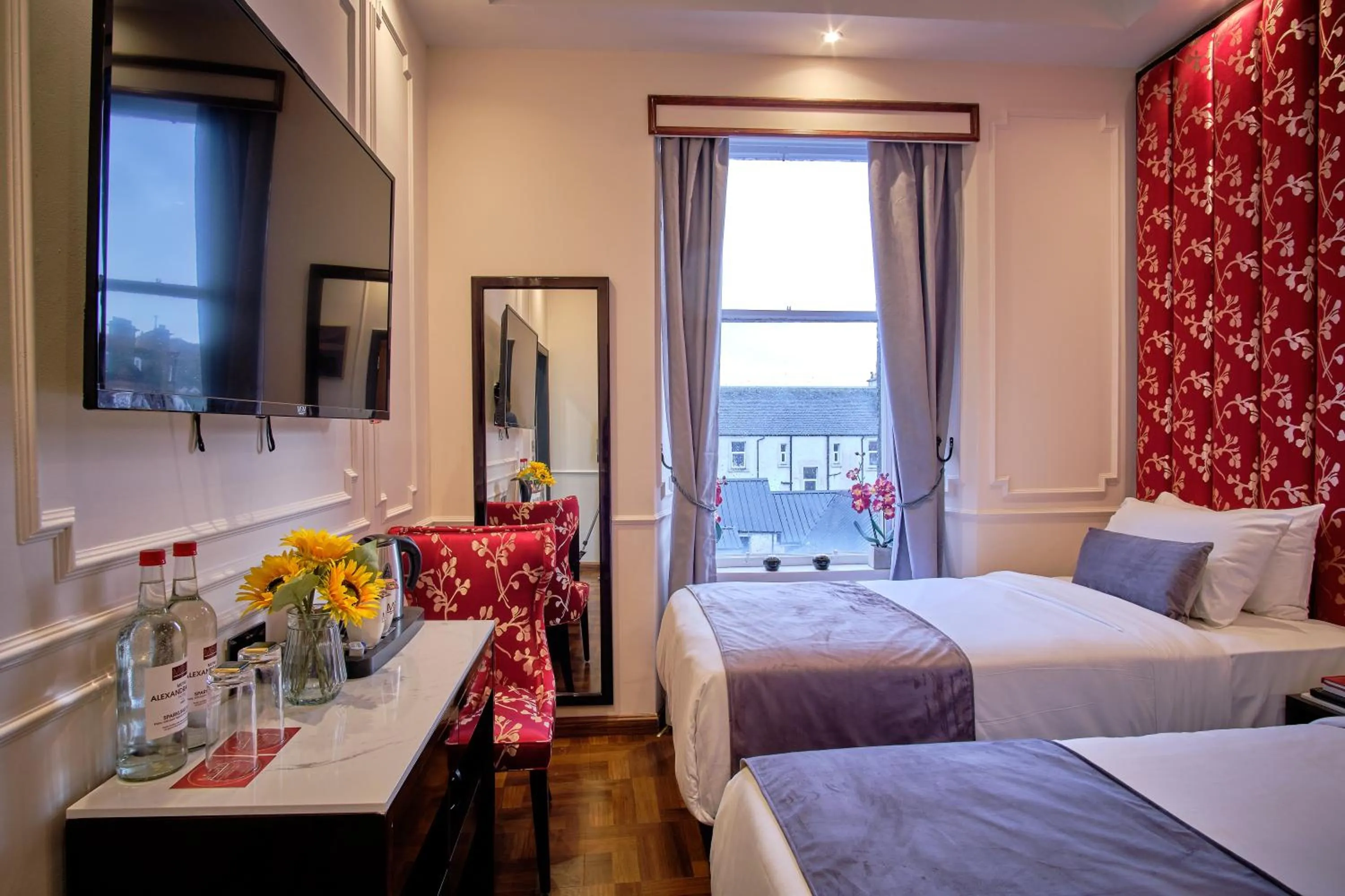 TV and multimedia, Bed in Muthu Oban Regent Hotel