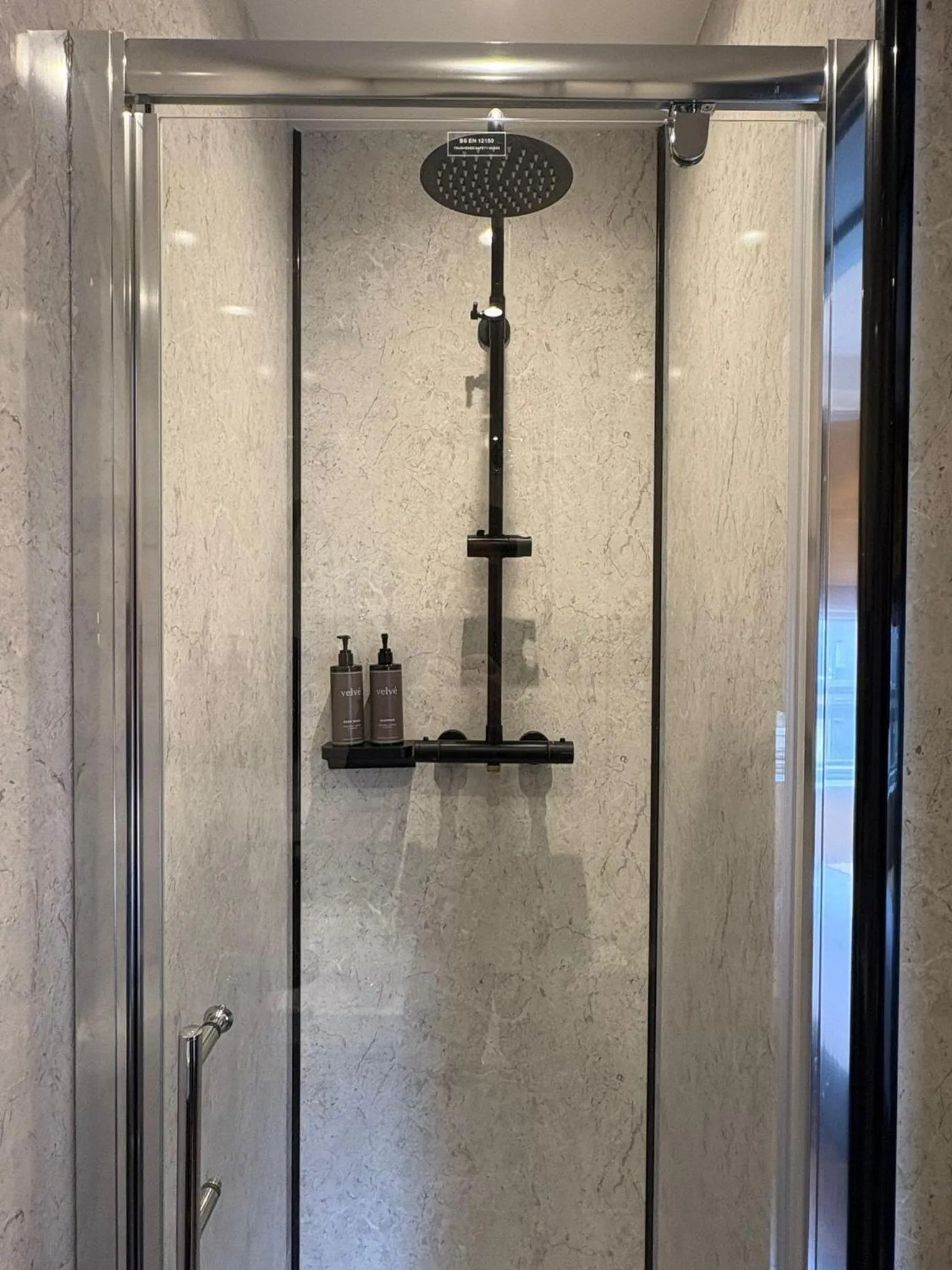 Shower in Muthu Oban Regent Hotel