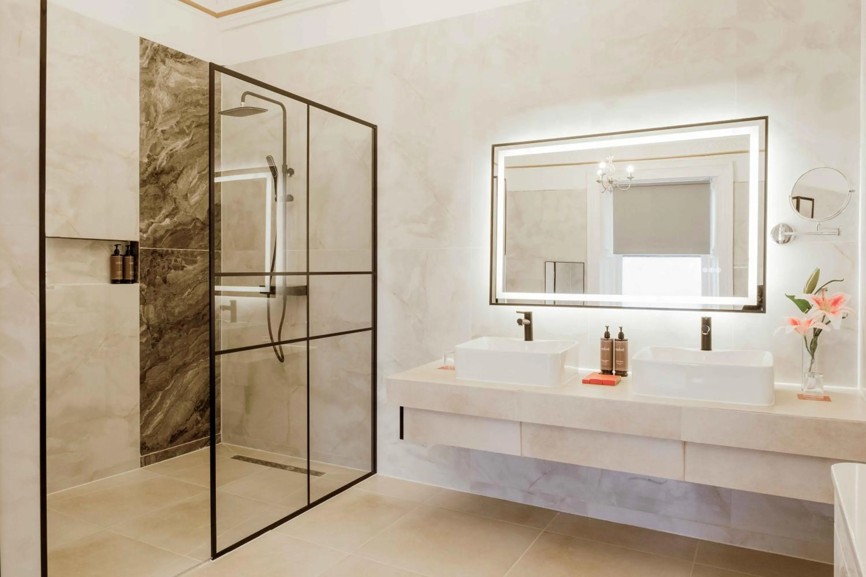 Shower in Muthu Oban Regent Hotel