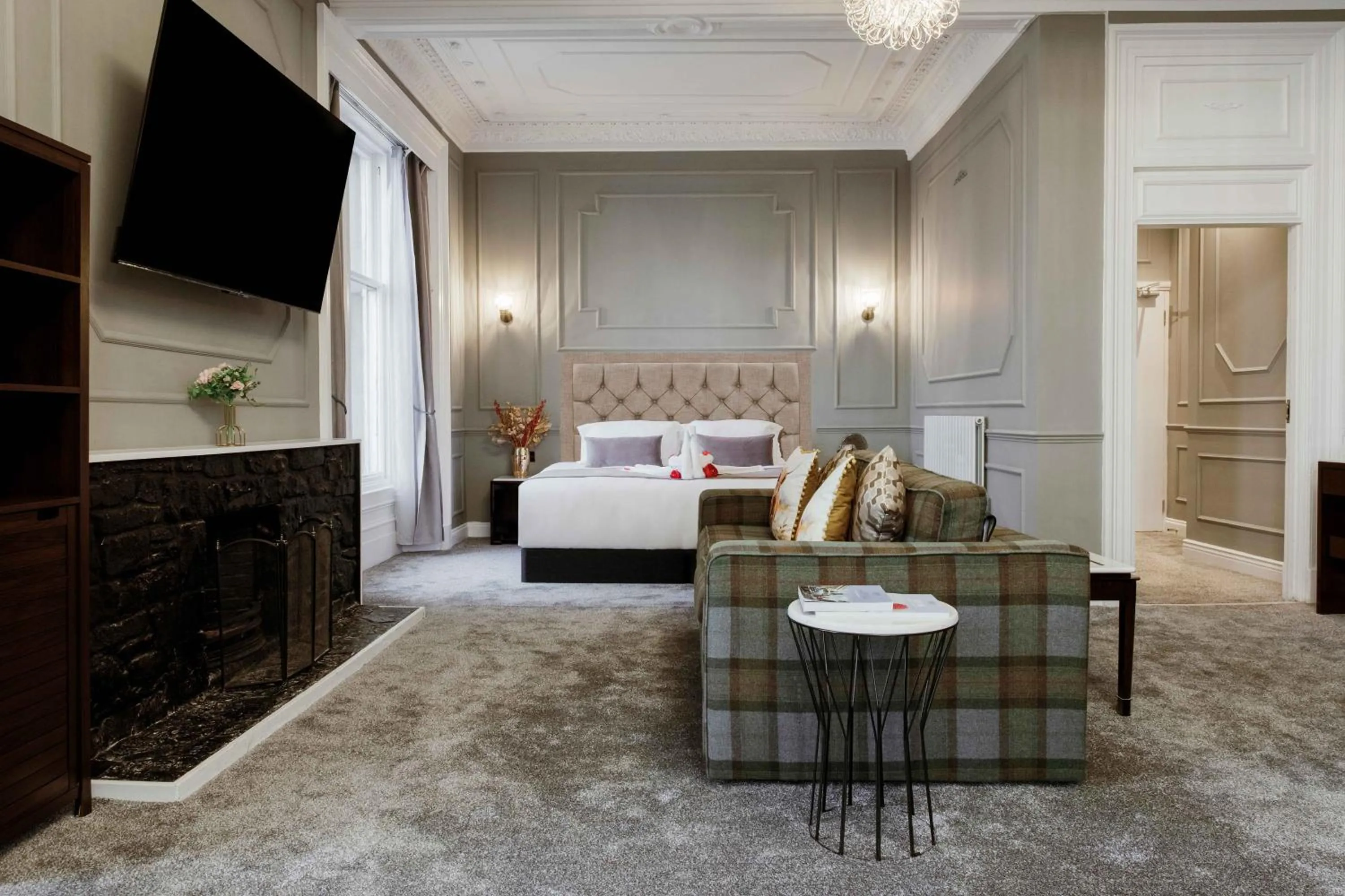 Communal lounge/ TV room, Bed in Muthu Oban Regent Hotel