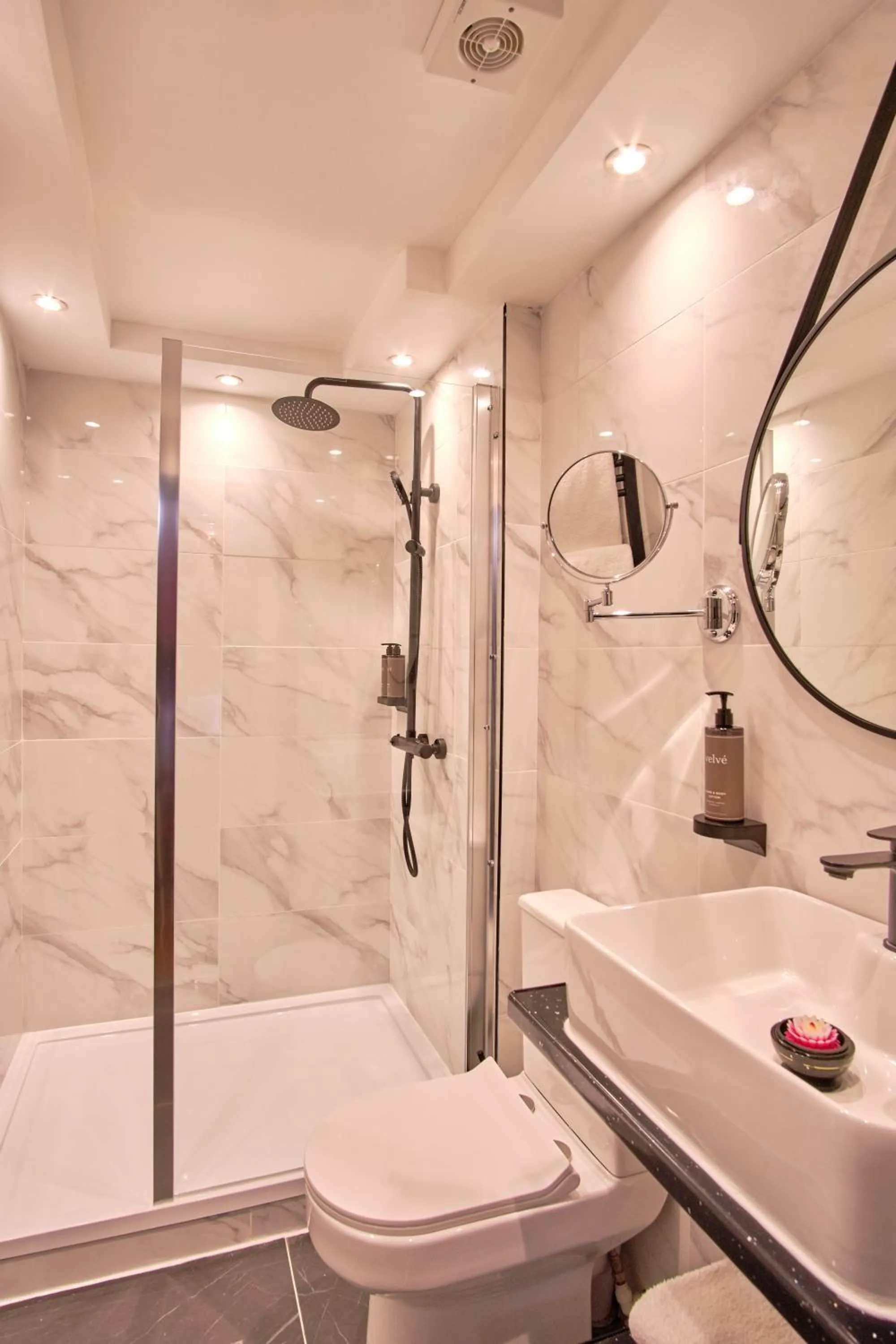 Bathroom in Muthu Oban Regent Hotel