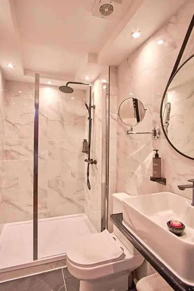 Bathroom in Muthu Oban Regent Hotel