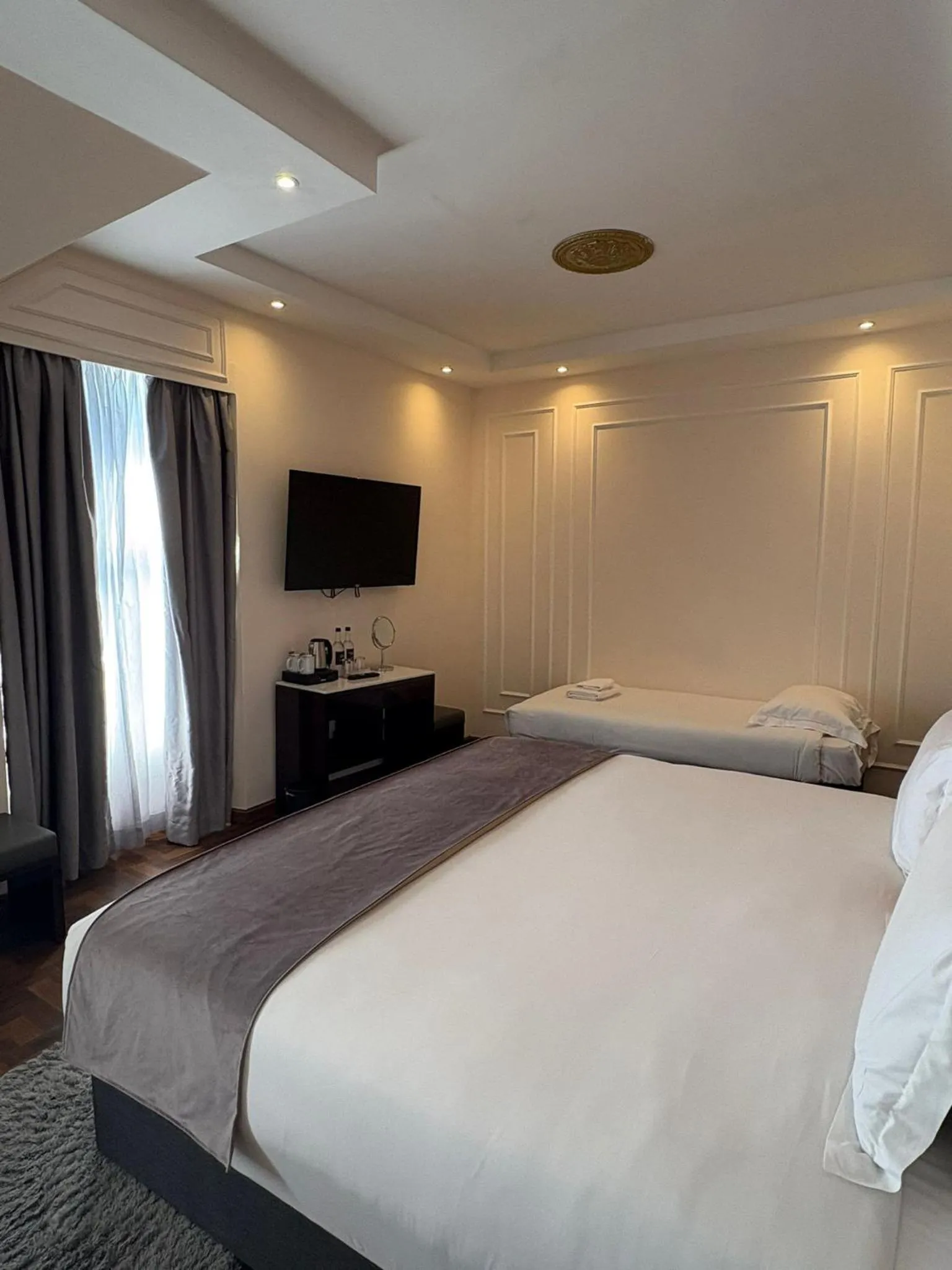 TV and multimedia, Bed in Muthu Oban Regent Hotel