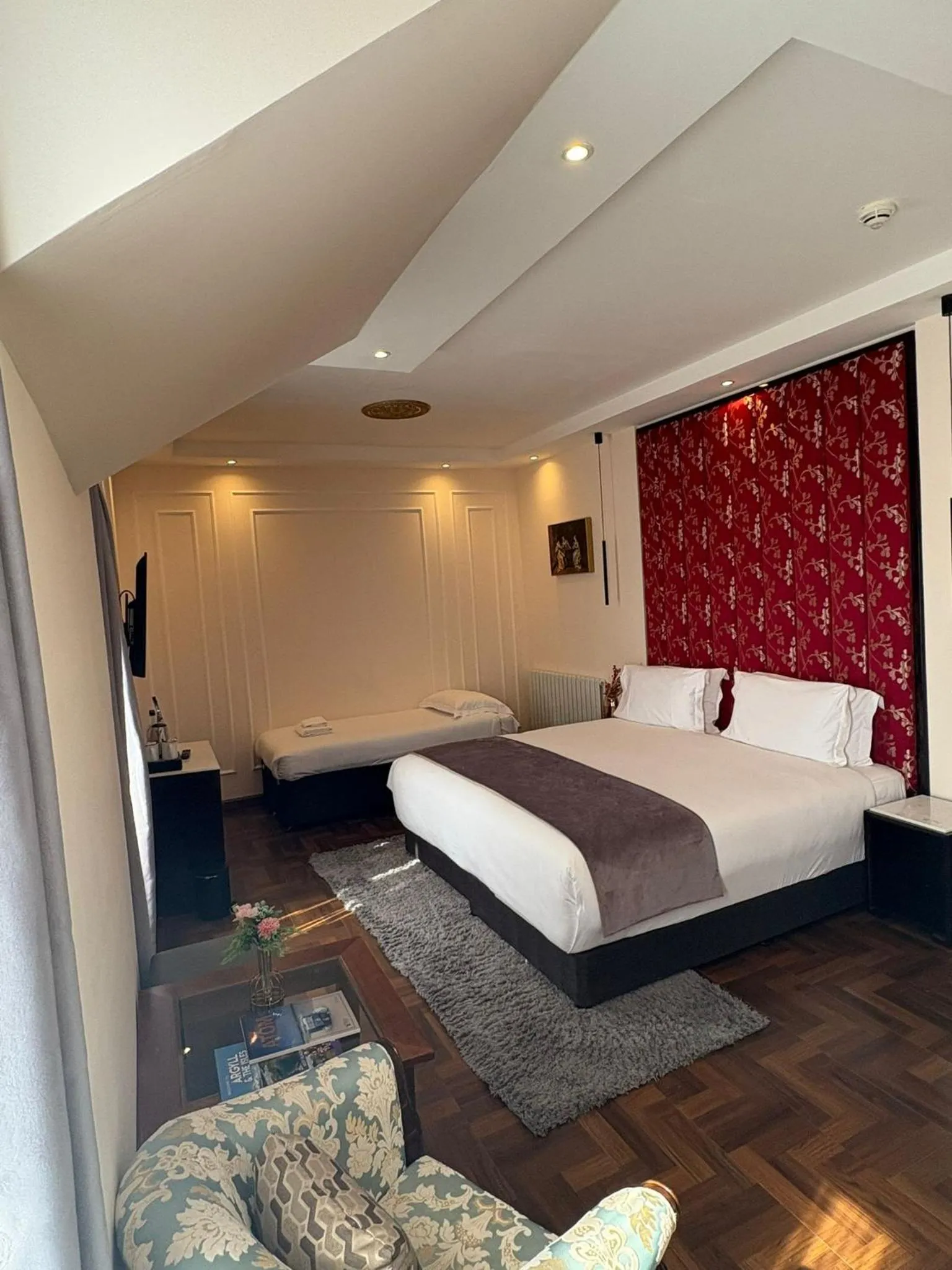 Seating area, Bed in Muthu Oban Regent Hotel