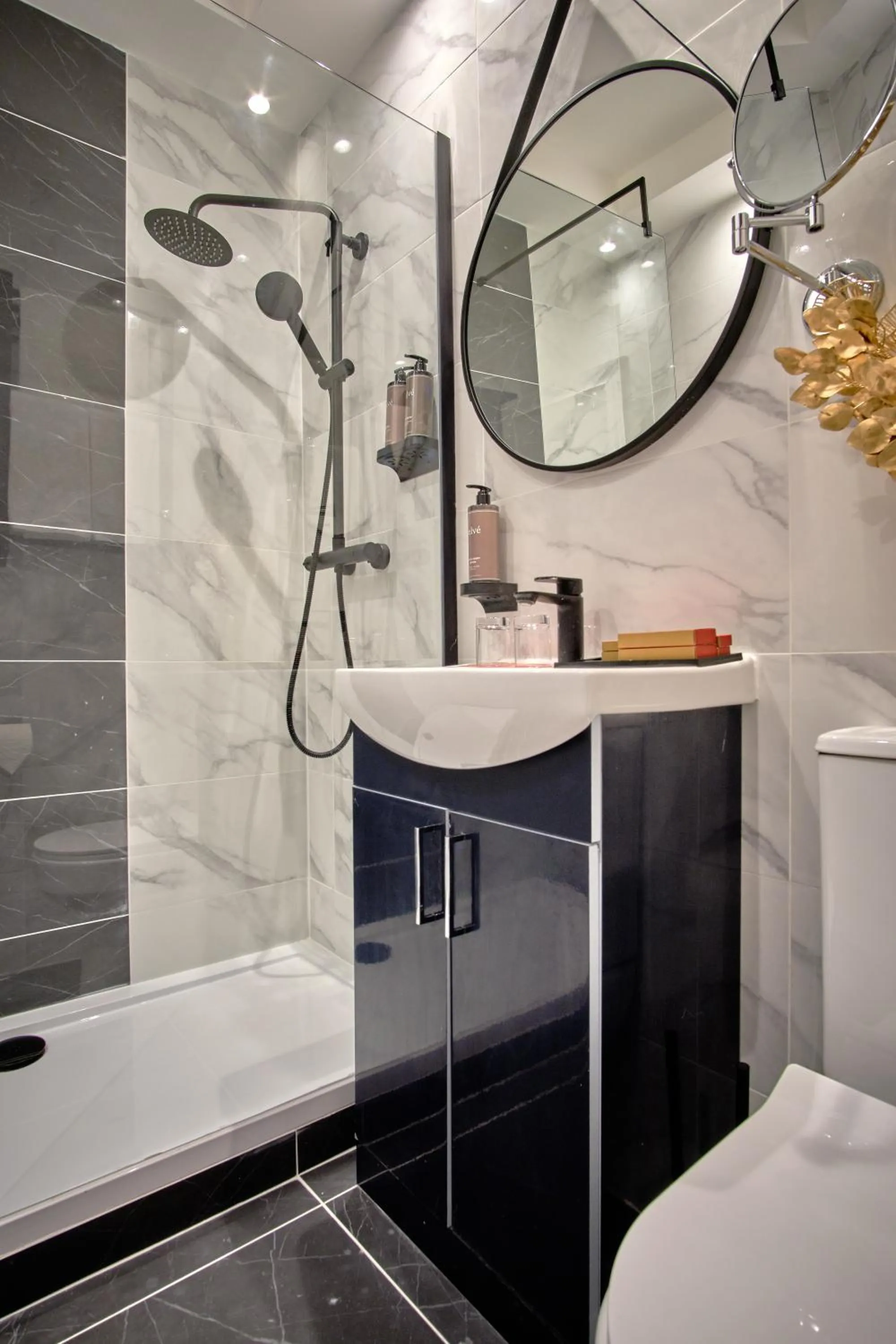 Toilet in Muthu Oban Regent Hotel