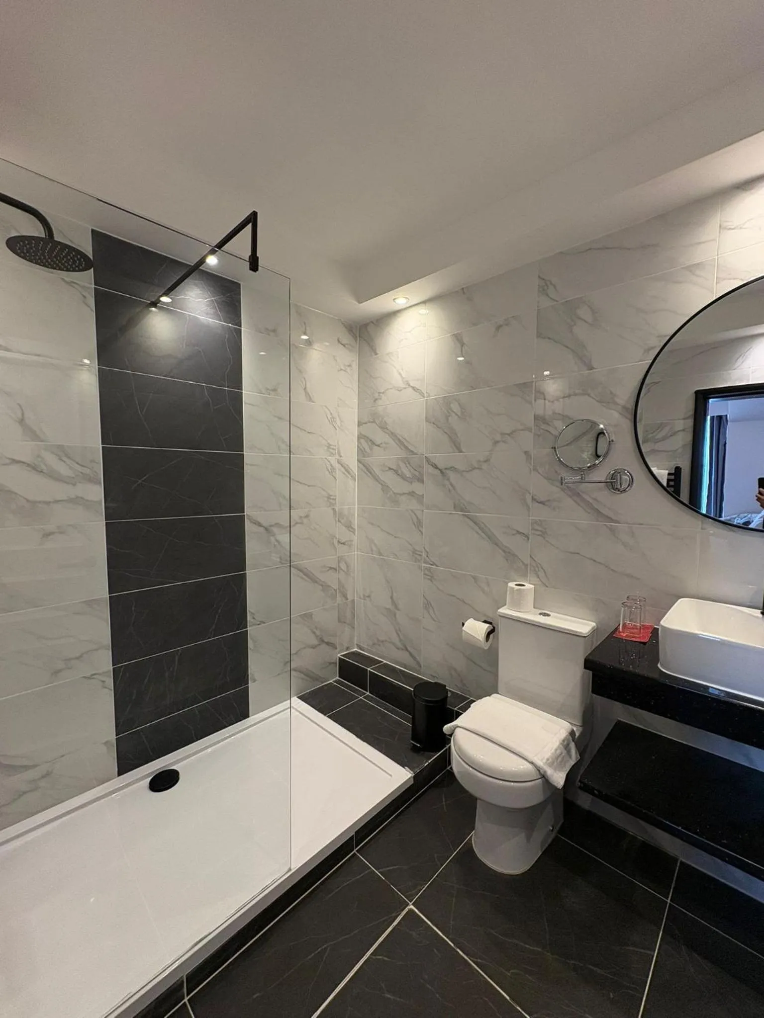 Shower in Muthu Oban Regent Hotel