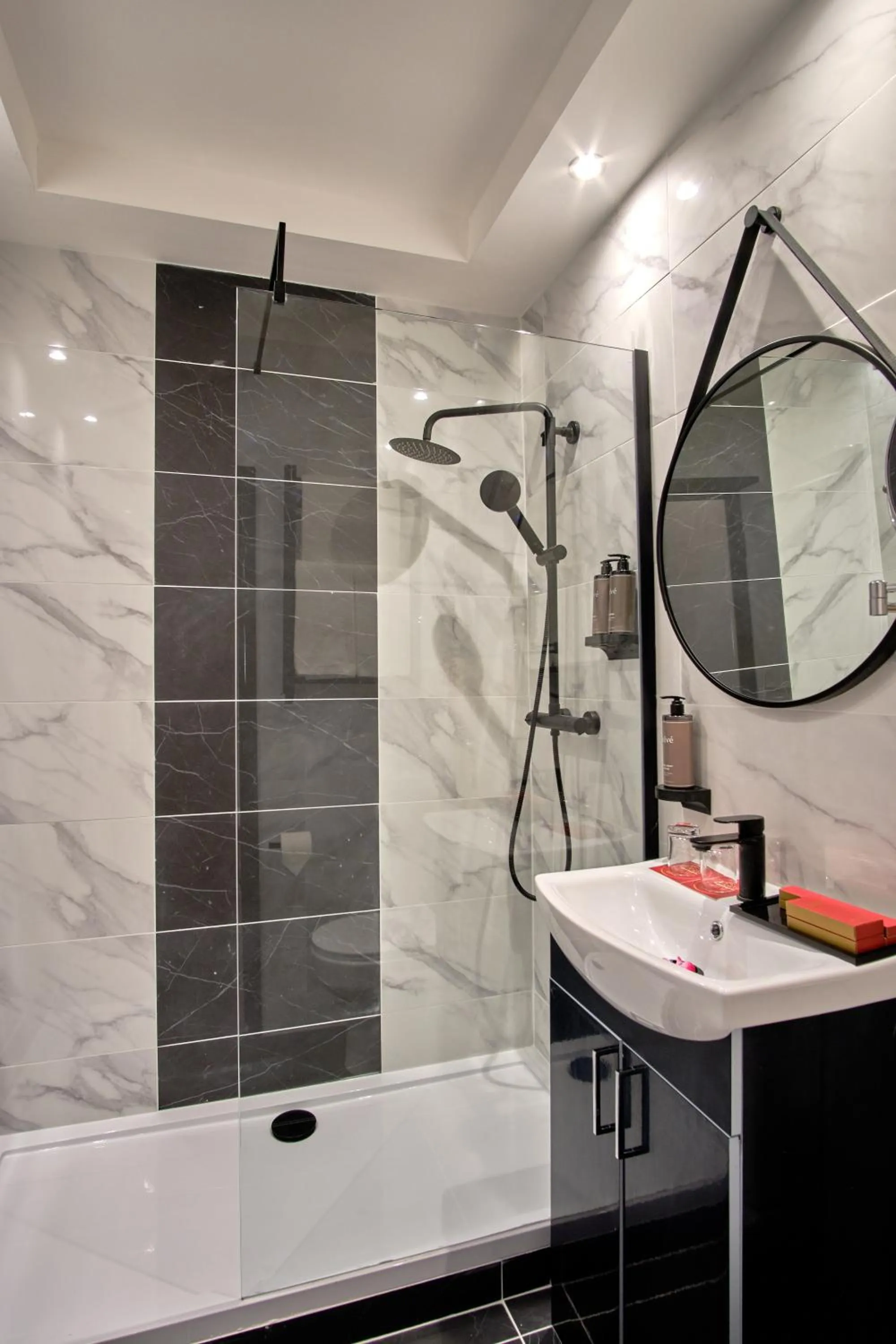 Bathroom in Muthu Oban Regent Hotel