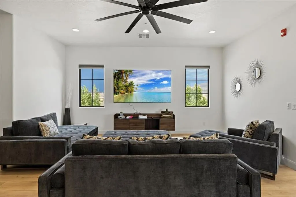 Casa Blanca luxury Villa Private pool sleeps 30!