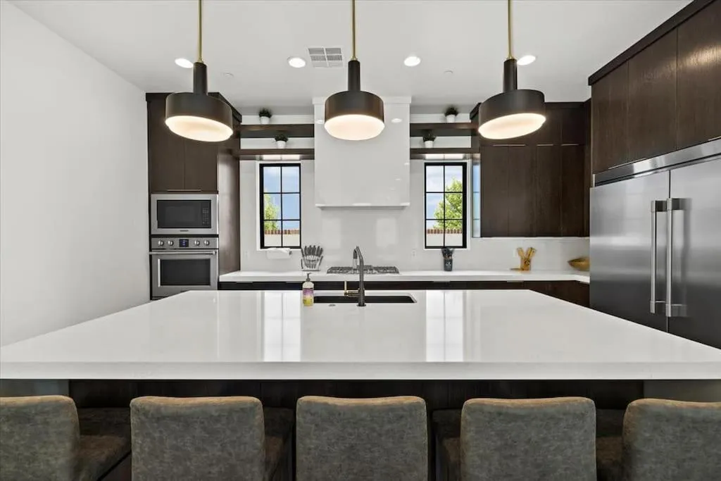 Kitchen or kitchenette in Casa Blanca luxury Villa Private pool sleeps 30!