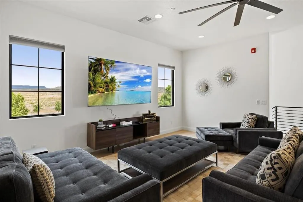 Casa Blanca luxury Villa Private pool sleeps 30!