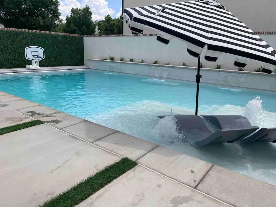 Swimming pool in Casa Blanca luxury Villa Private pool sleeps 30!