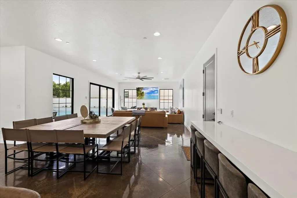 Casa Blanca luxury Villa Private pool sleeps 30!