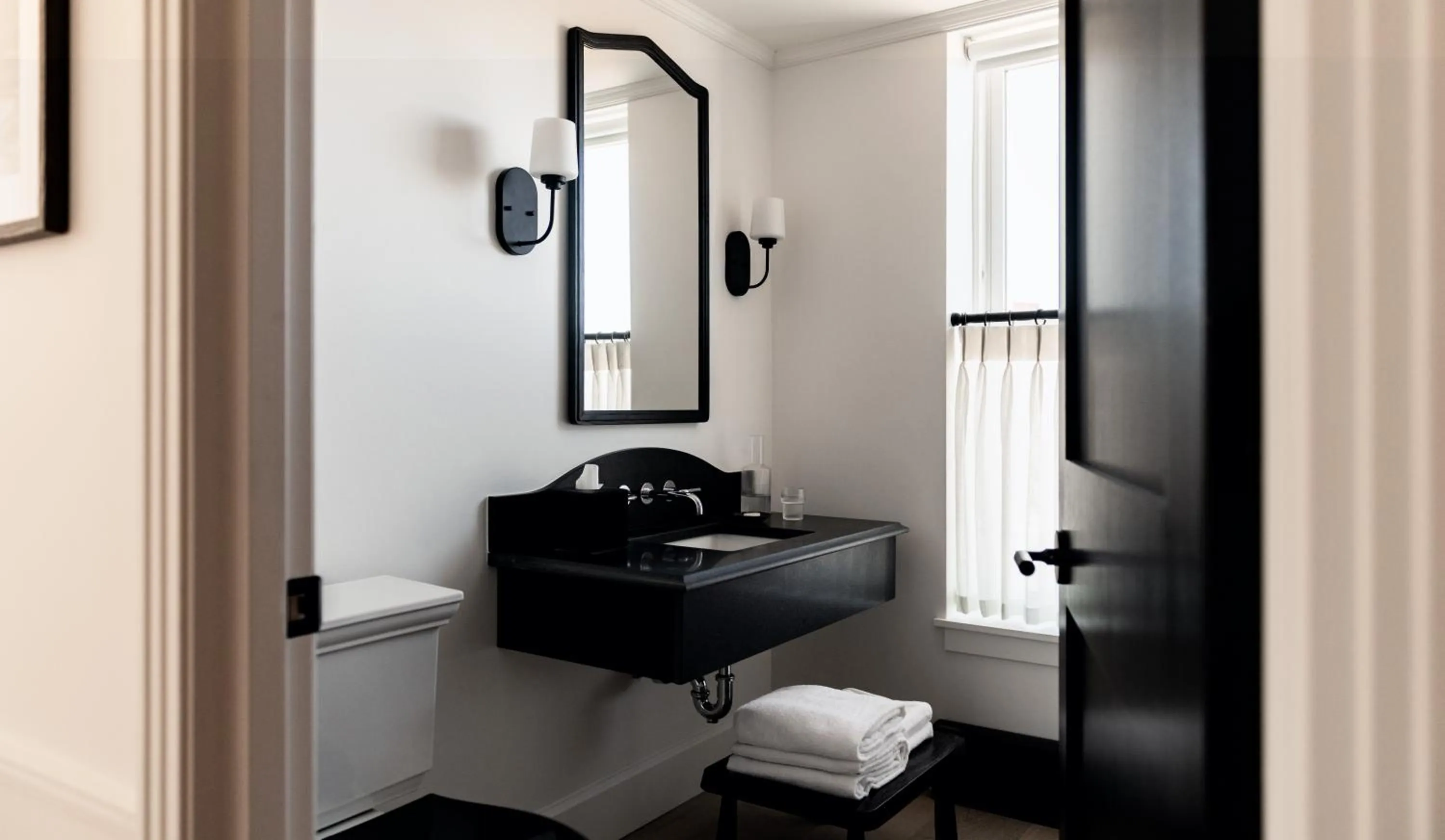 Bathroom, Bed in Longfellow Hotel