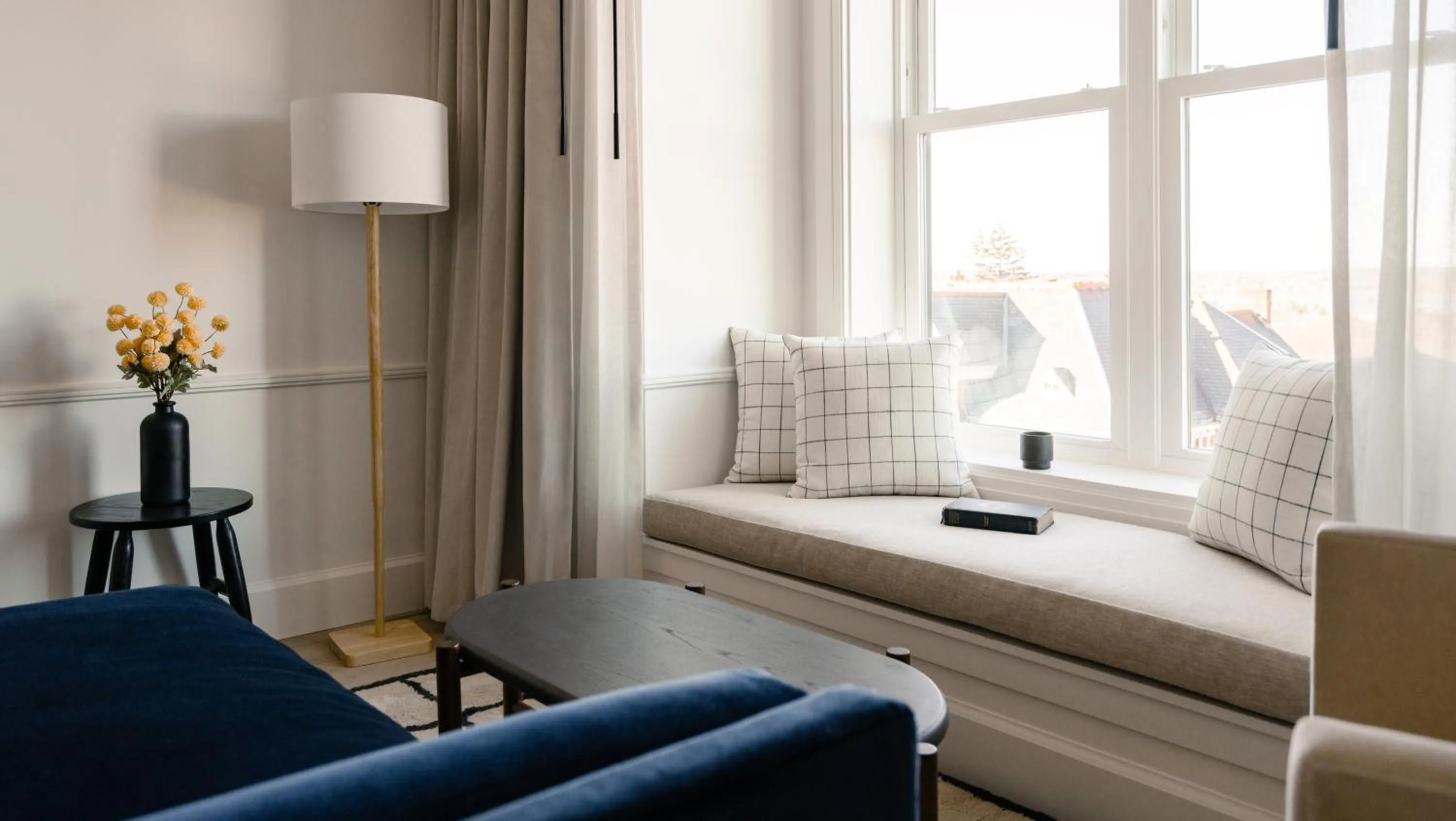 Seating area, Bed in Longfellow Hotel
