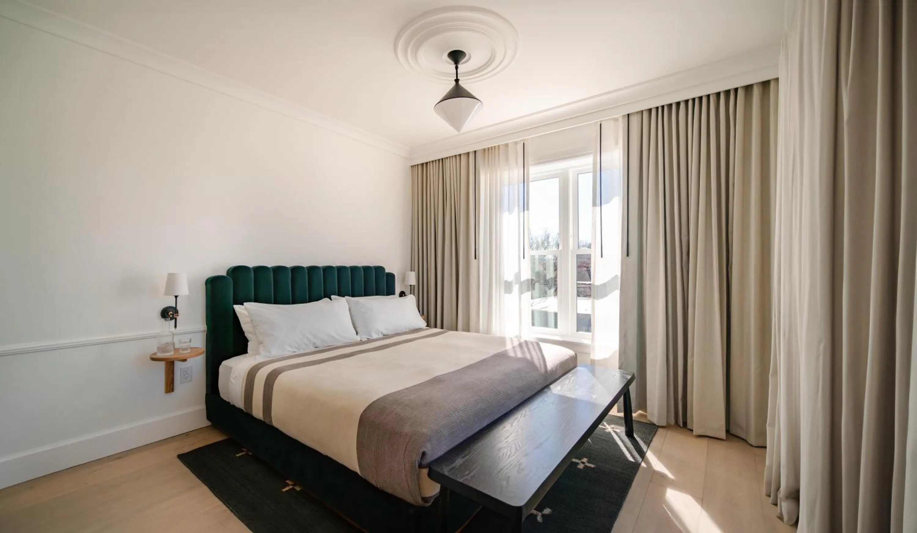 View (from property/room), Bed in Longfellow Hotel