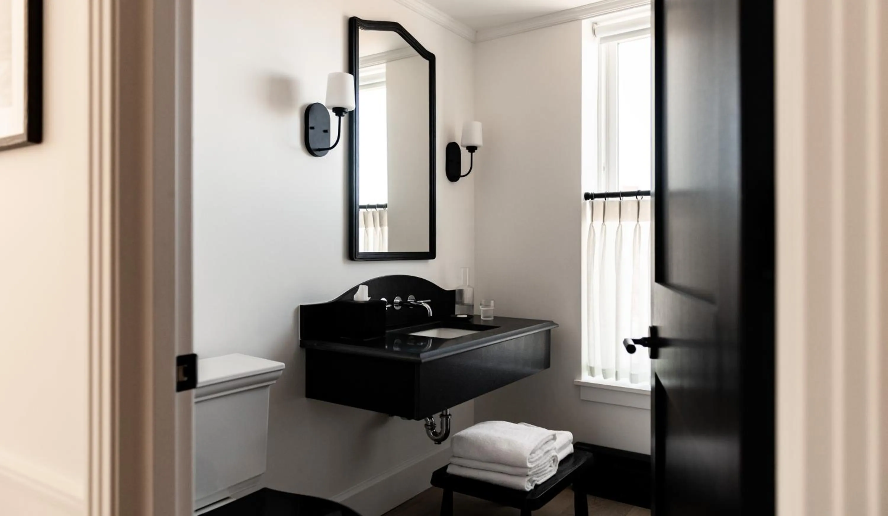 Bathroom, Bed in Longfellow Hotel