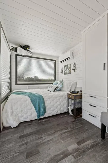 Bed in New Wilderness Hideout-Cozy Container Home