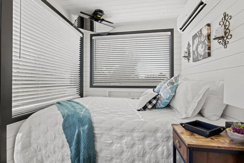 Bed in New Wilderness Hideout-Cozy Container Home