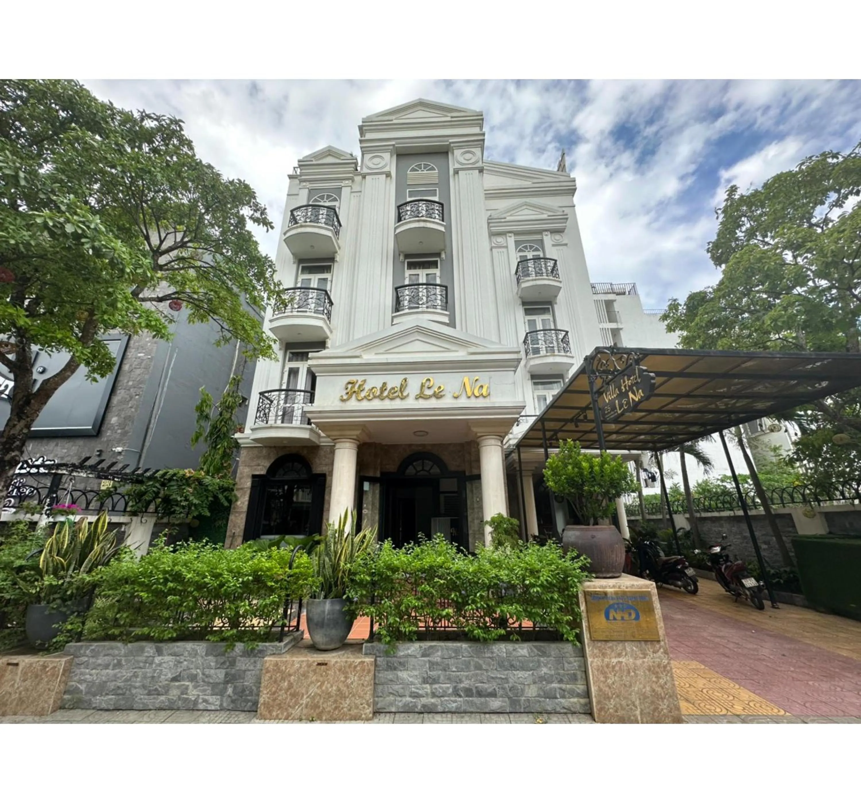 Property building in Capital O 1183 Villa Le Na