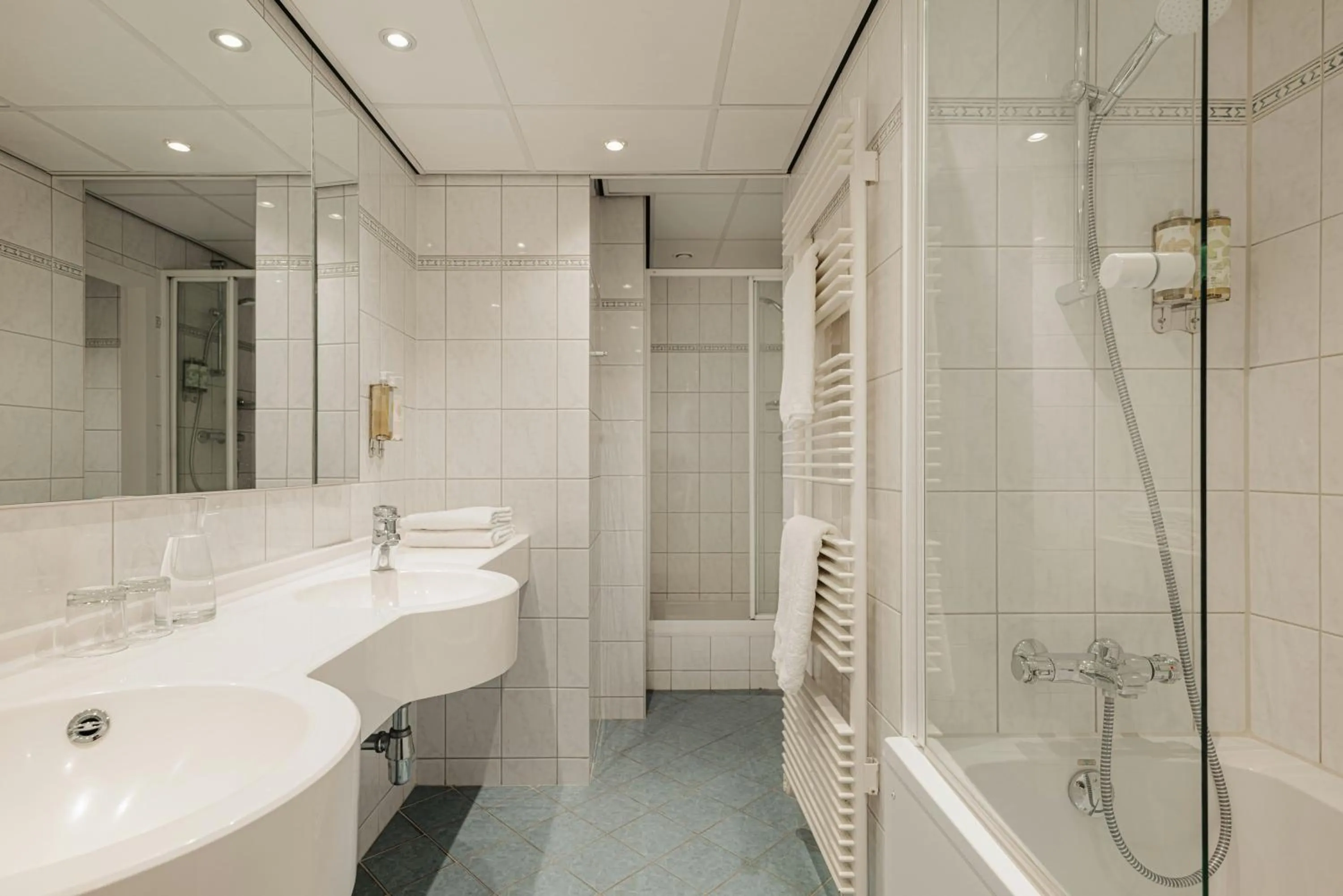 Bathroom in Leonardo Hotel Den Haag Babylon