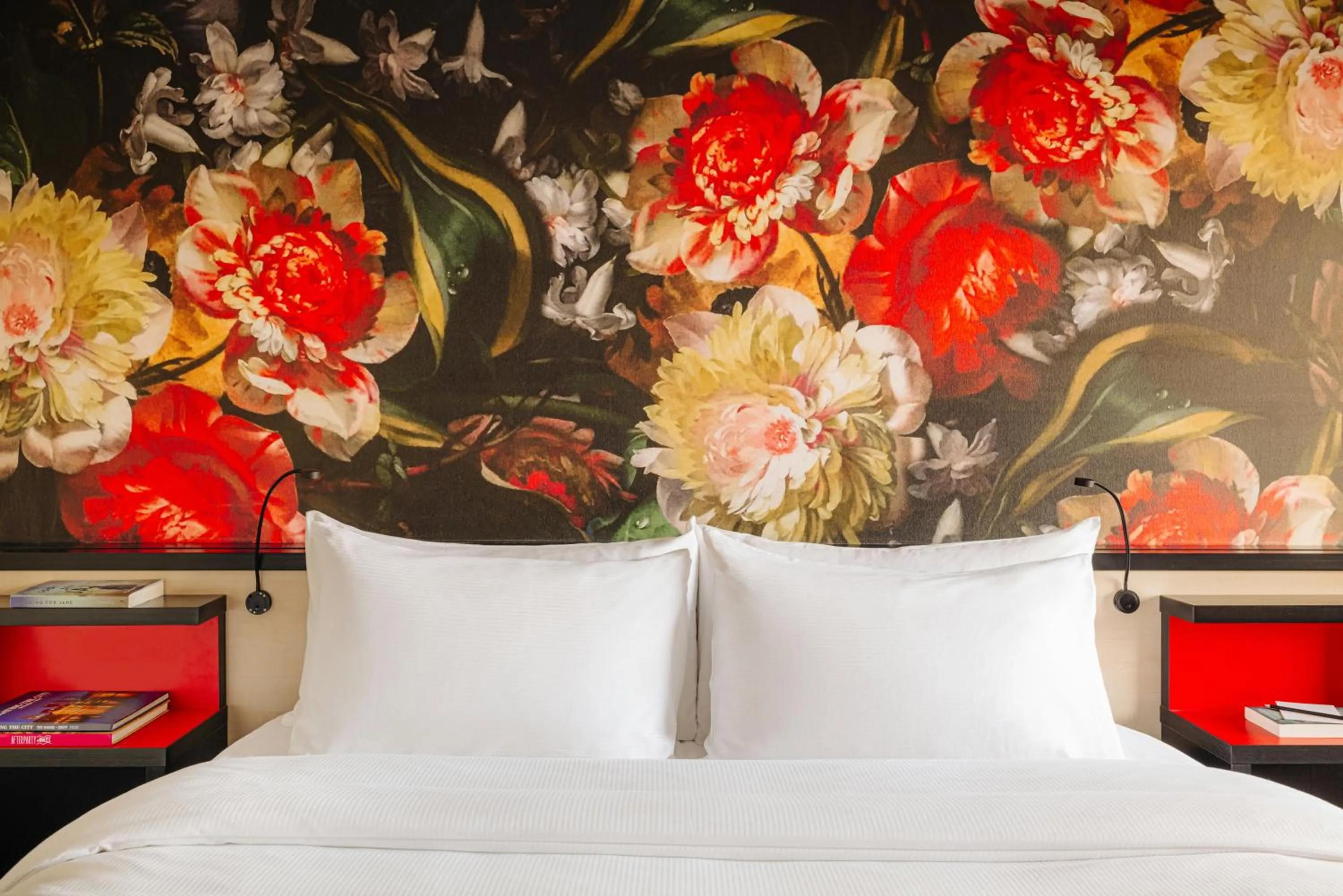 Property building, Bed in Leonardo Hotel Den Haag Babylon