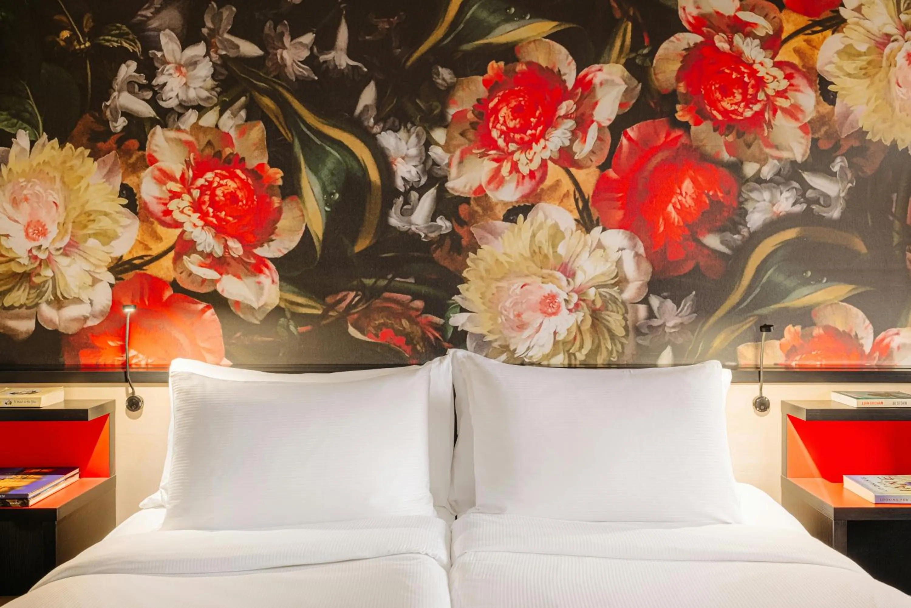 Property building, Bed in Leonardo Hotel Den Haag Babylon