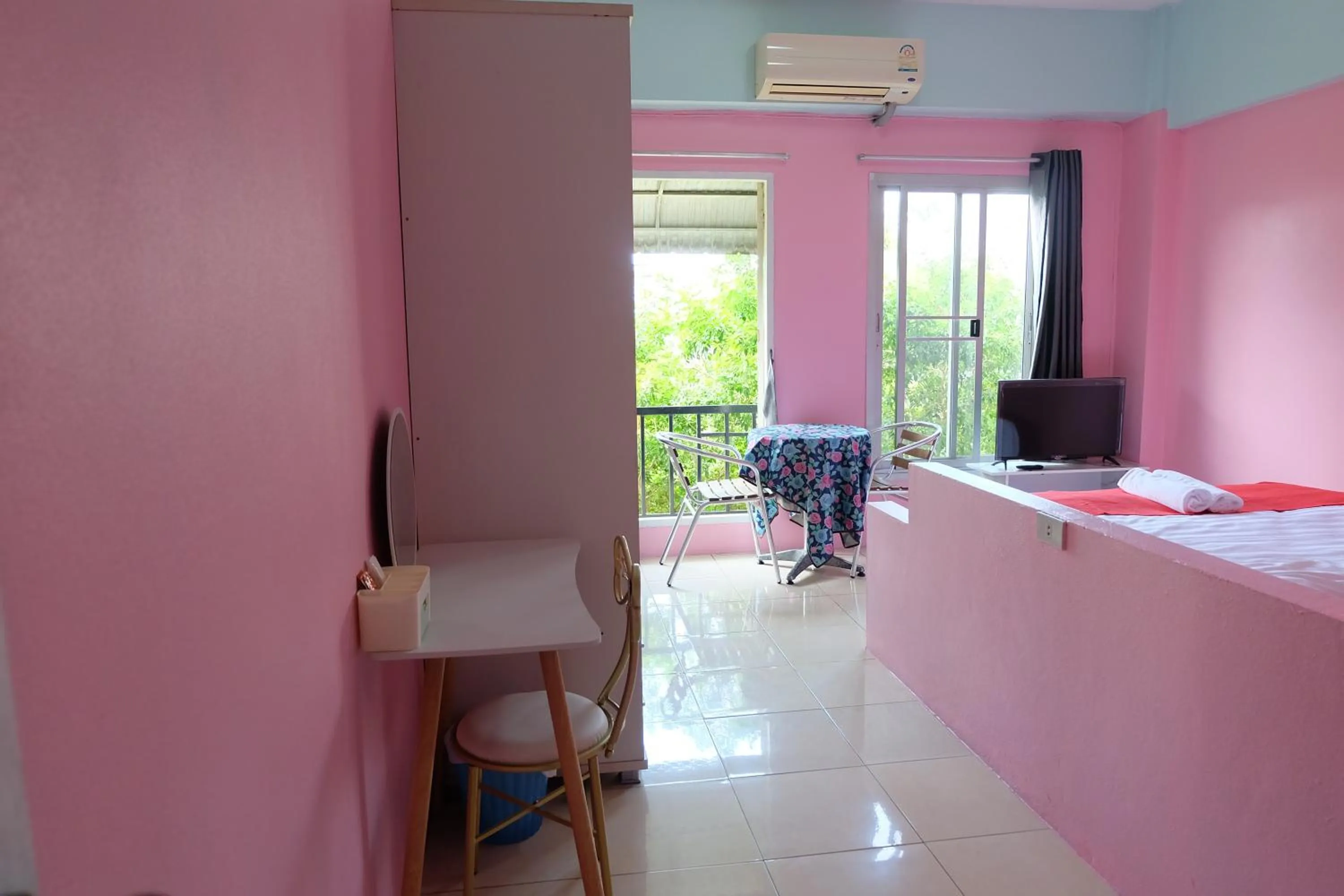 Photo of the whole room in OYO 75429 '101 place navanakorm'